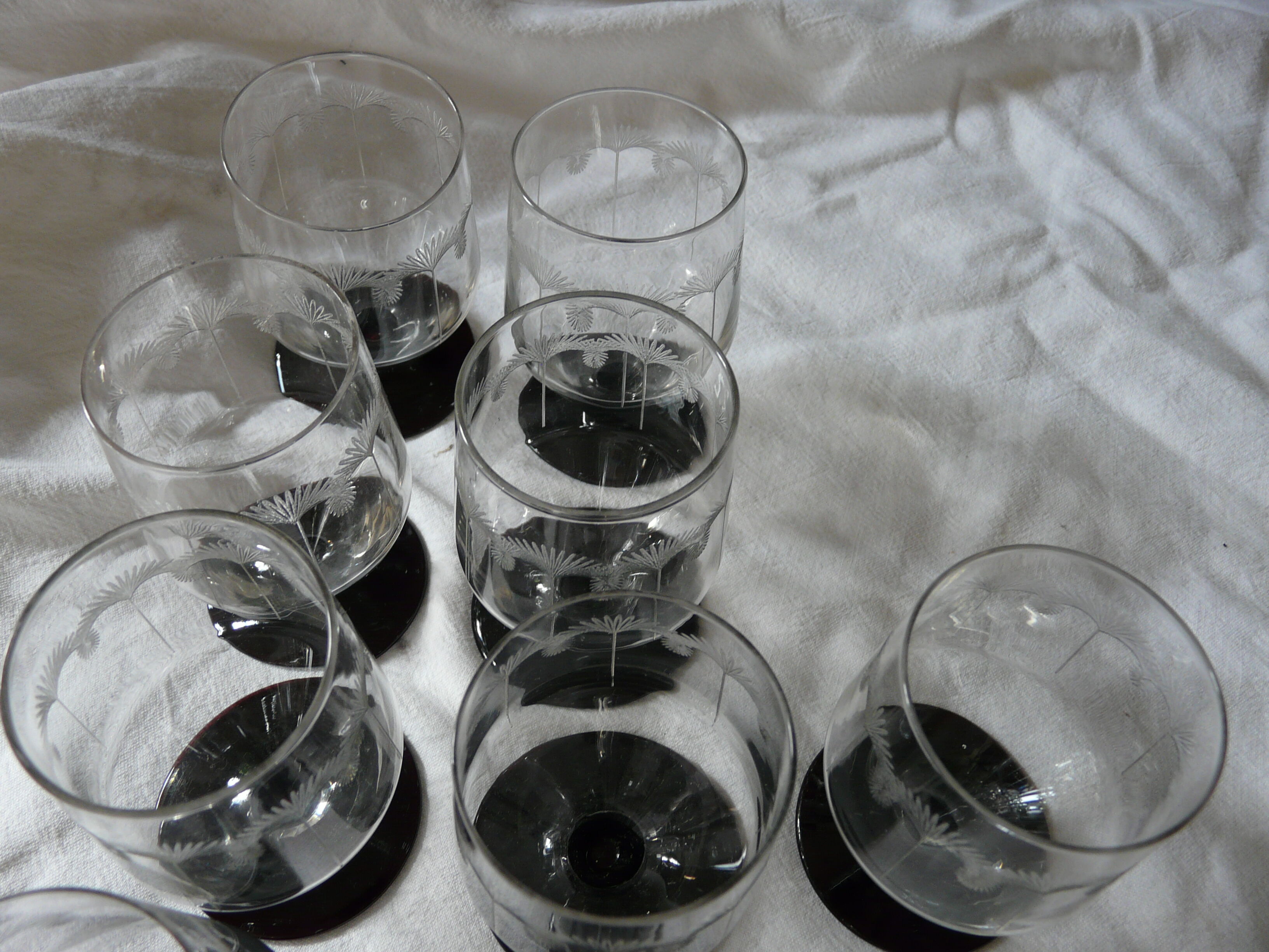 Suite of 11 glasses with engraved glass wine foot of the years 1940 colored foot