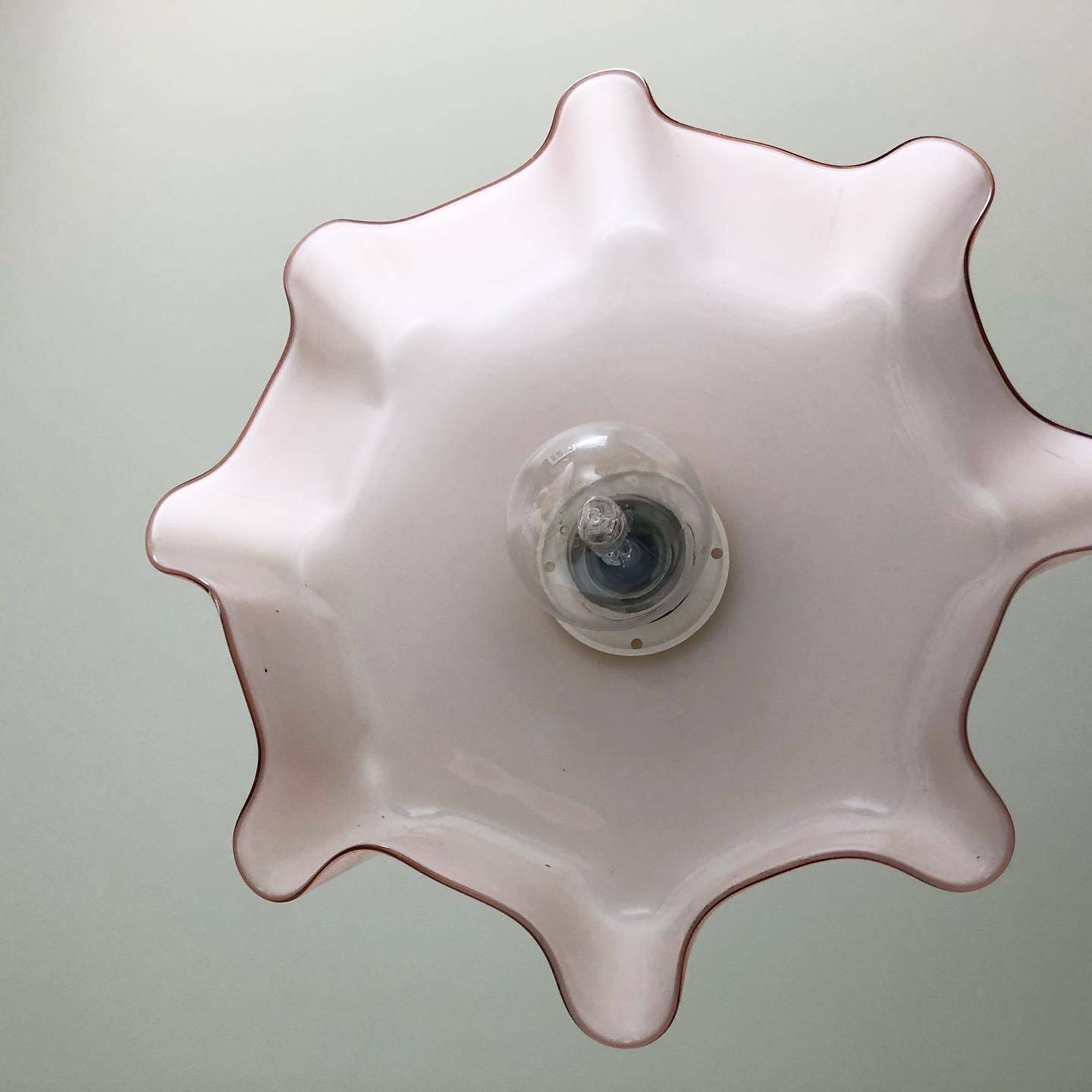 Suspension en opaline rose vintage