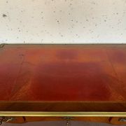 Bureau d'apparat de style Louis XV Dessus de cuir rouge XX siècle