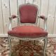 Fauteuil cabriolet de style Louis XV en velours rose