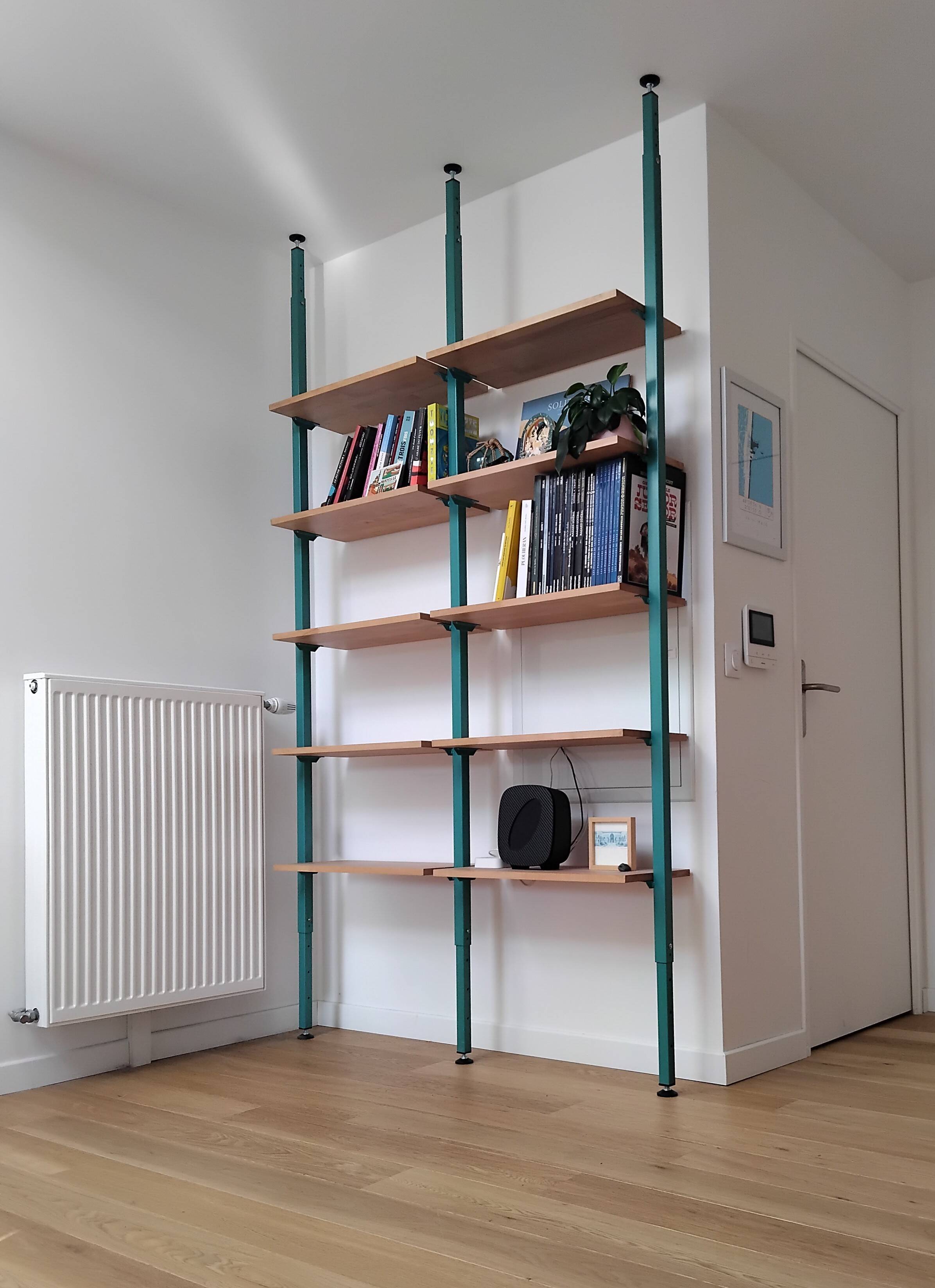 Adjustable bookshelf