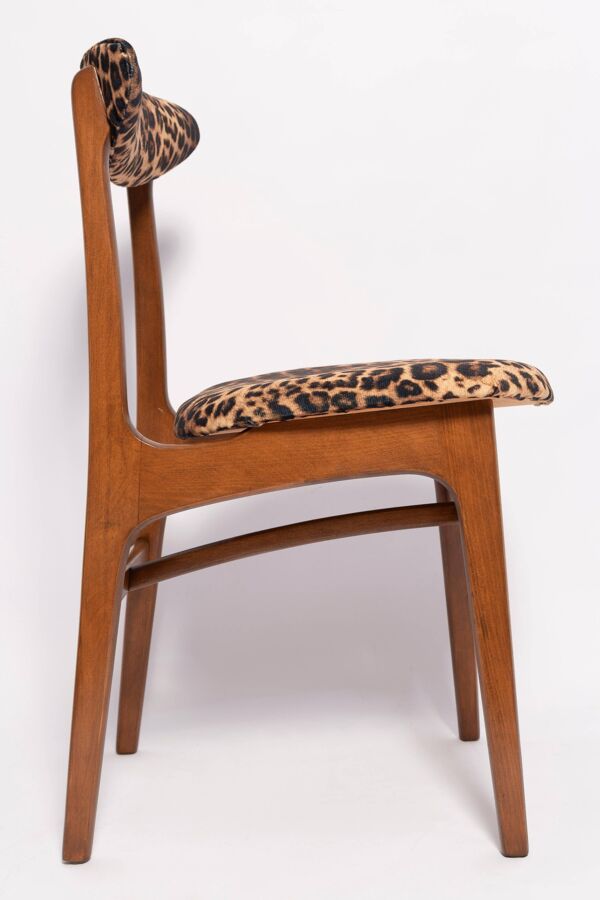 Chaise en velours léopard mid-century, bois de noyer, Rajmund Halas, Pologne, années 1960