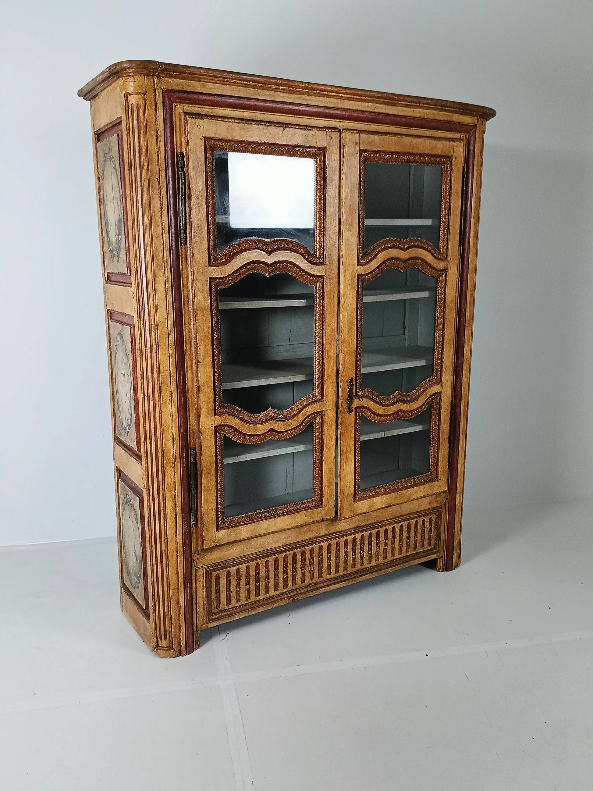 Vitrine française ancienne peinte