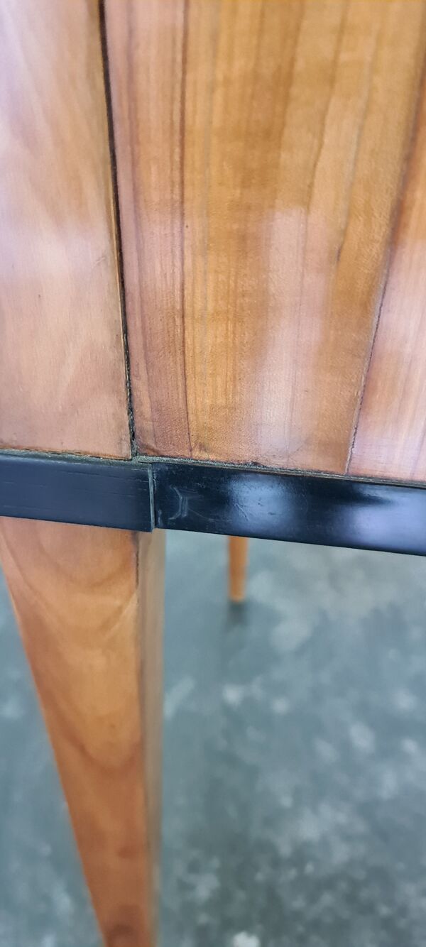 Table d’appoint en marbre antique/vintage surmontée