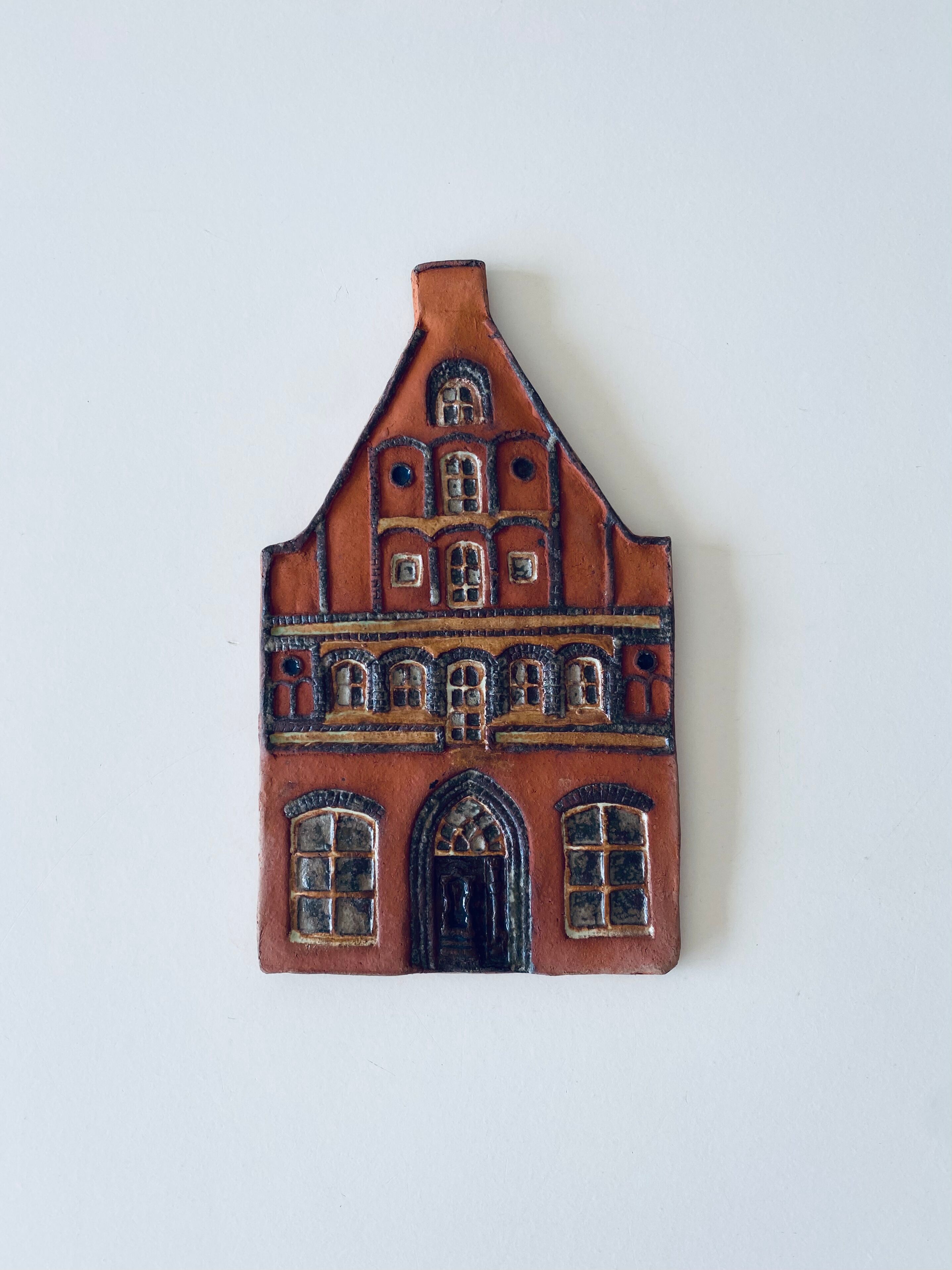 Decorative house wall pottery
