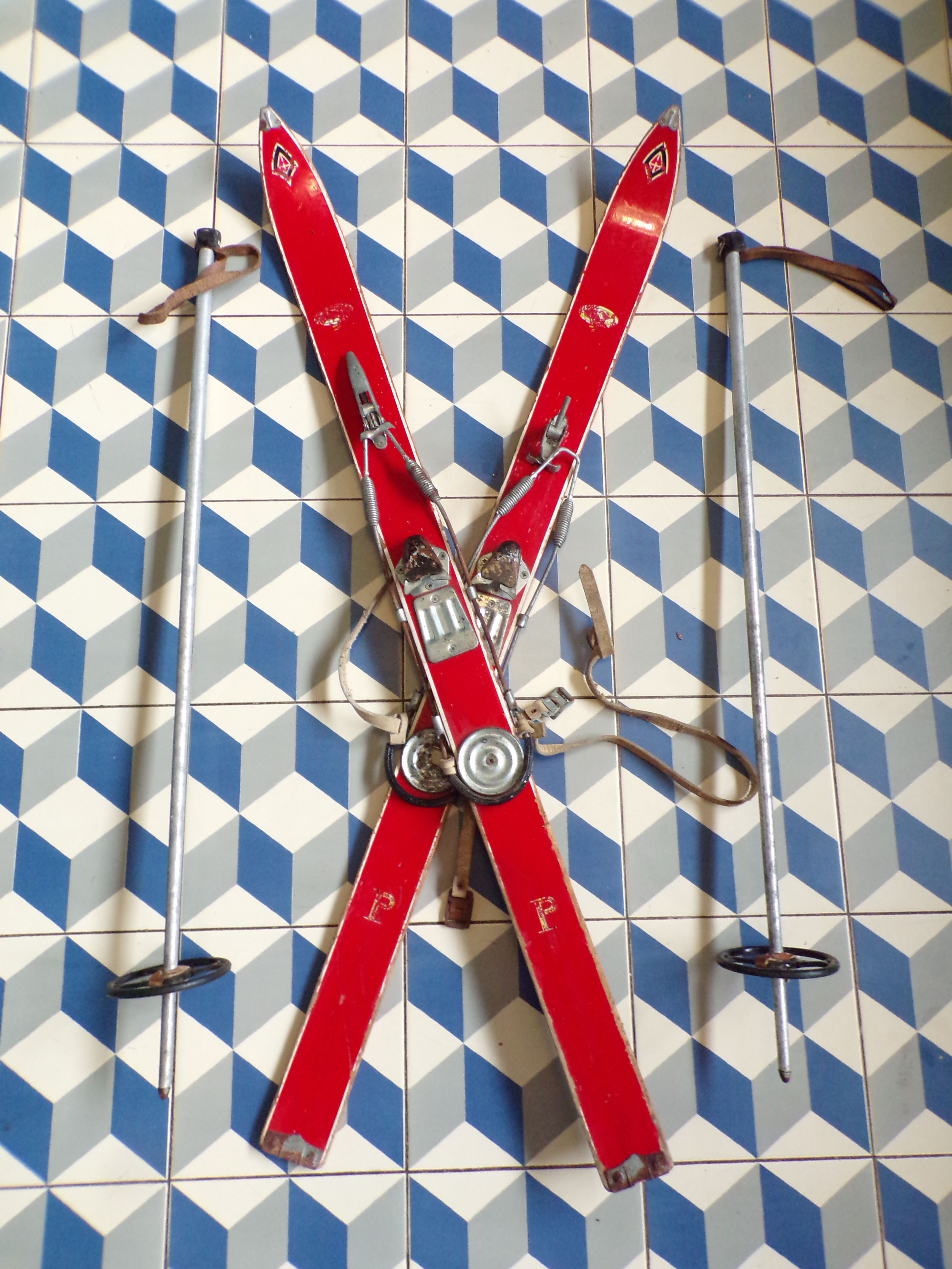 Paire de skis enfant vintage avec bâtons