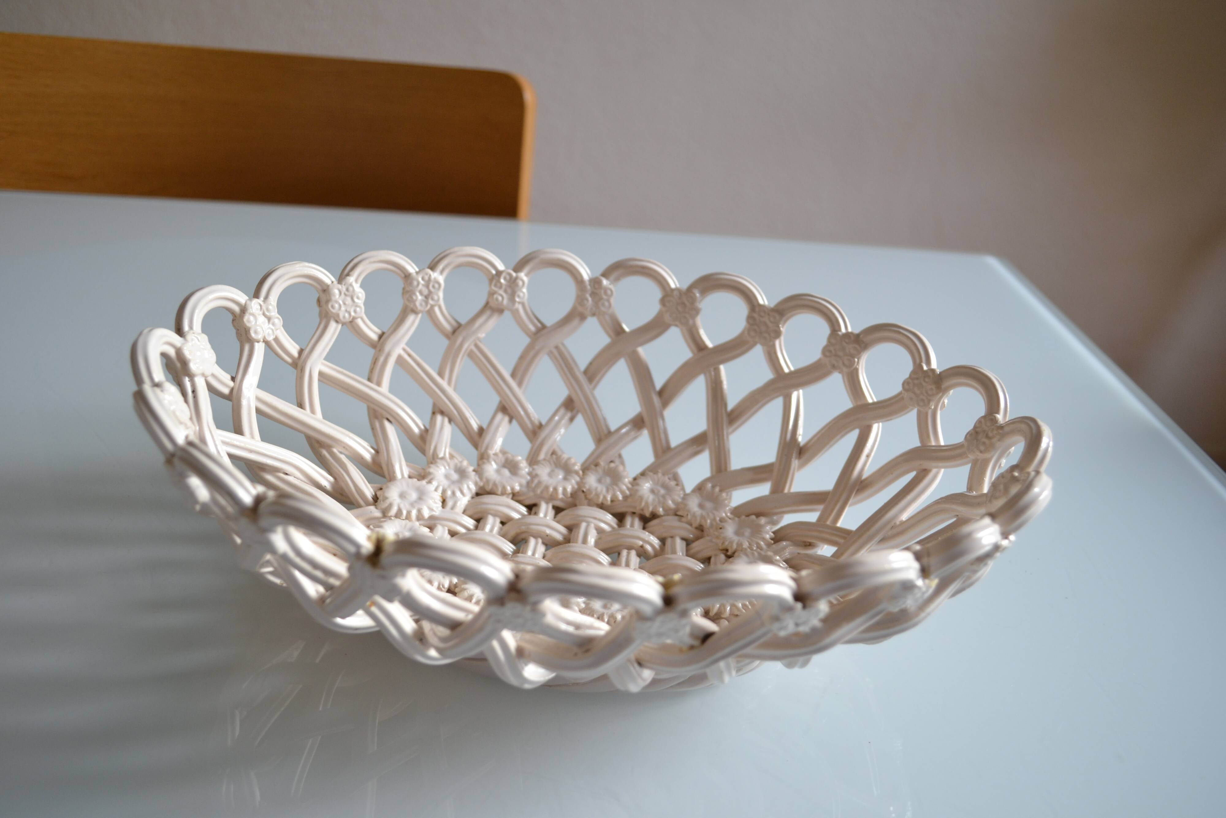 Pichon woven ceramic fruit basket in Uzès