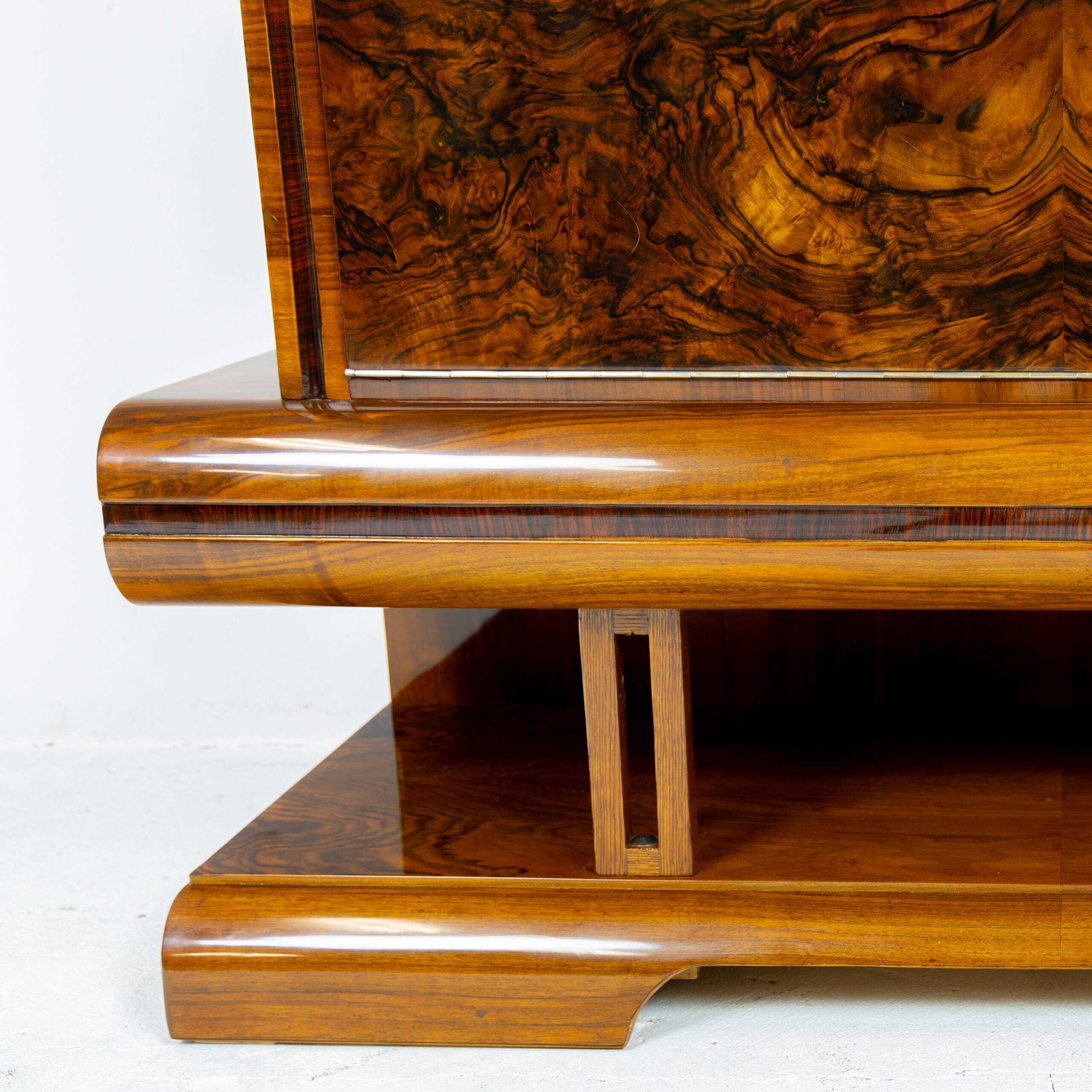 Art Deco bar cabinet in walnut, Wilhelm Mosurski - 1930s