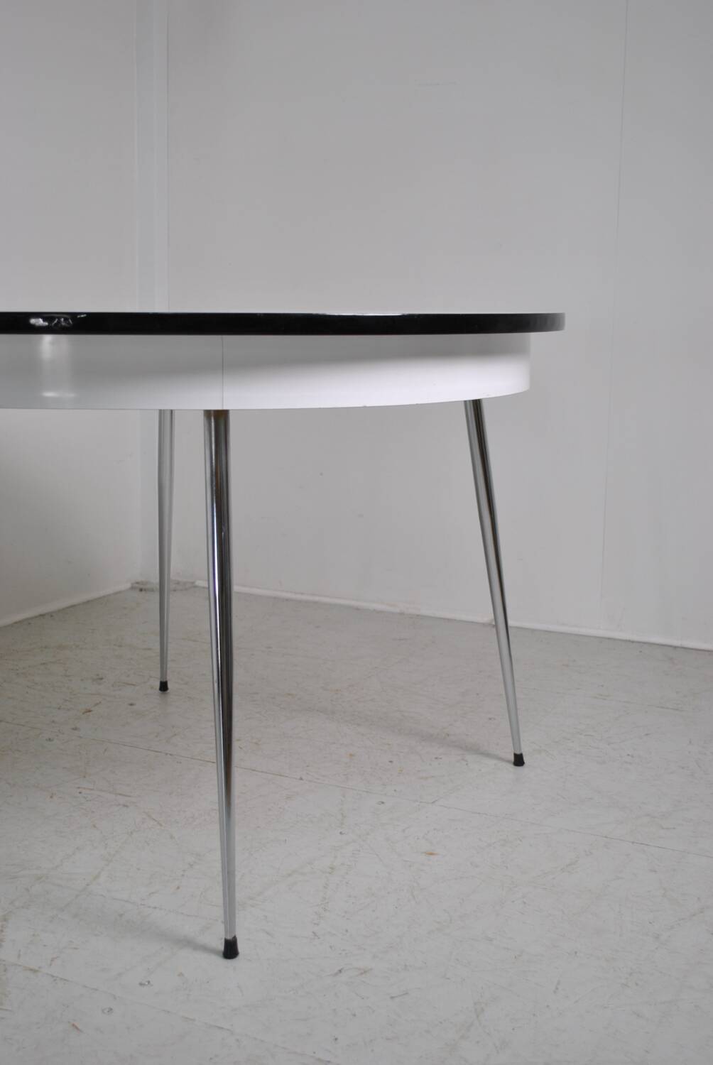 Round Formica table 1970