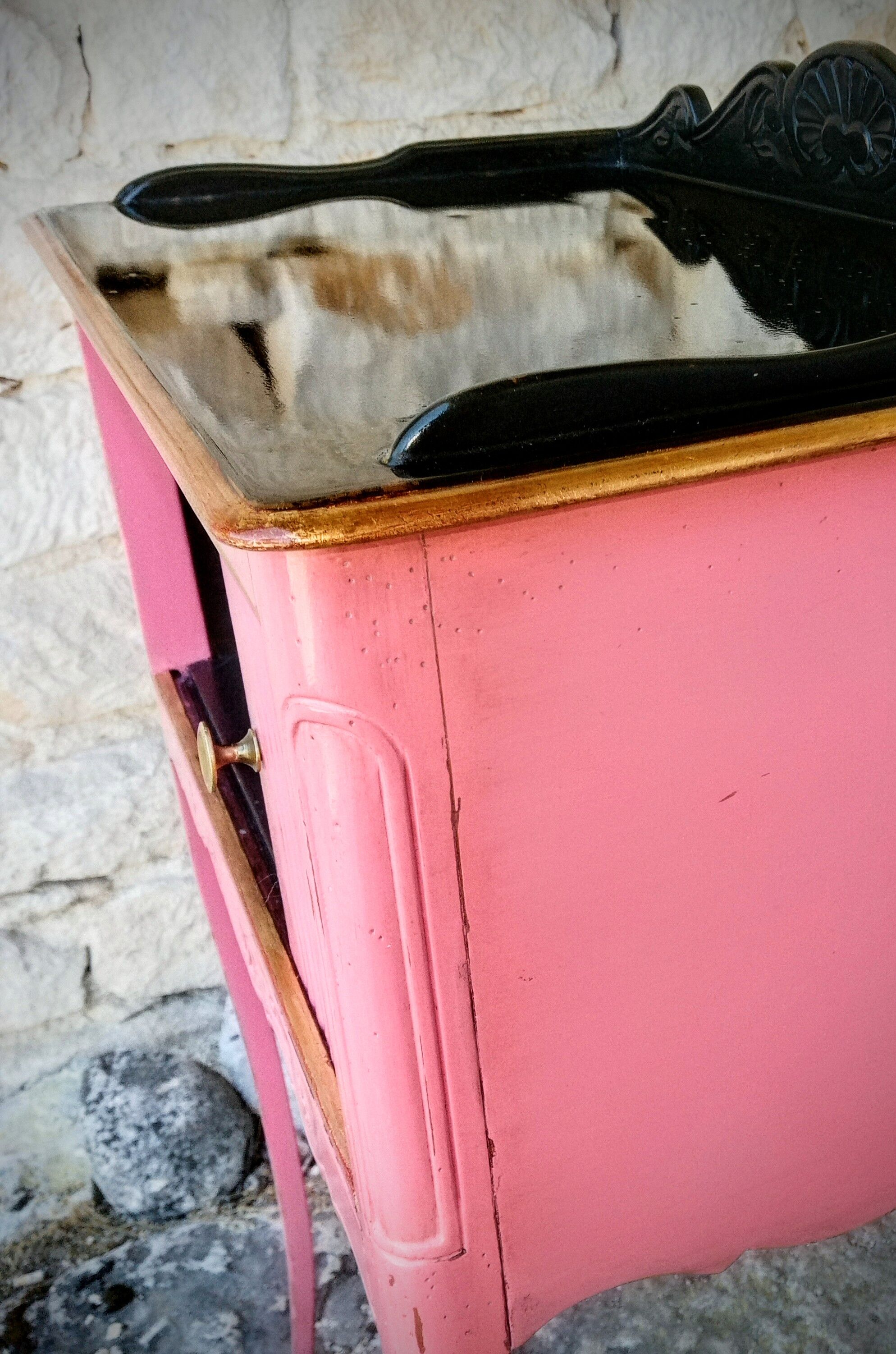Commode d'appoint à rideau Louis XV patinée rose et noire