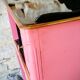 Commode d'appoint à rideau Louis XV patinée rose et noire