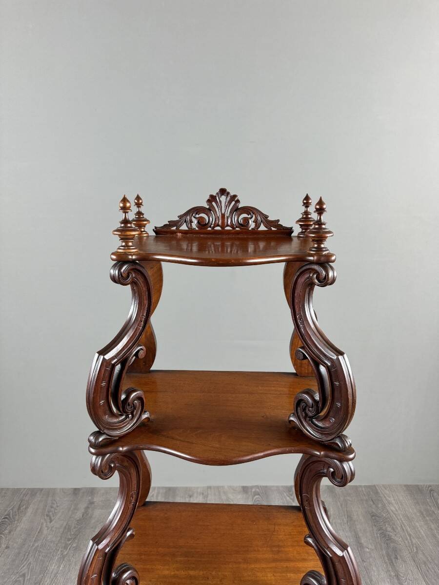 Étagère en chêne sculpté, XIXe siècle