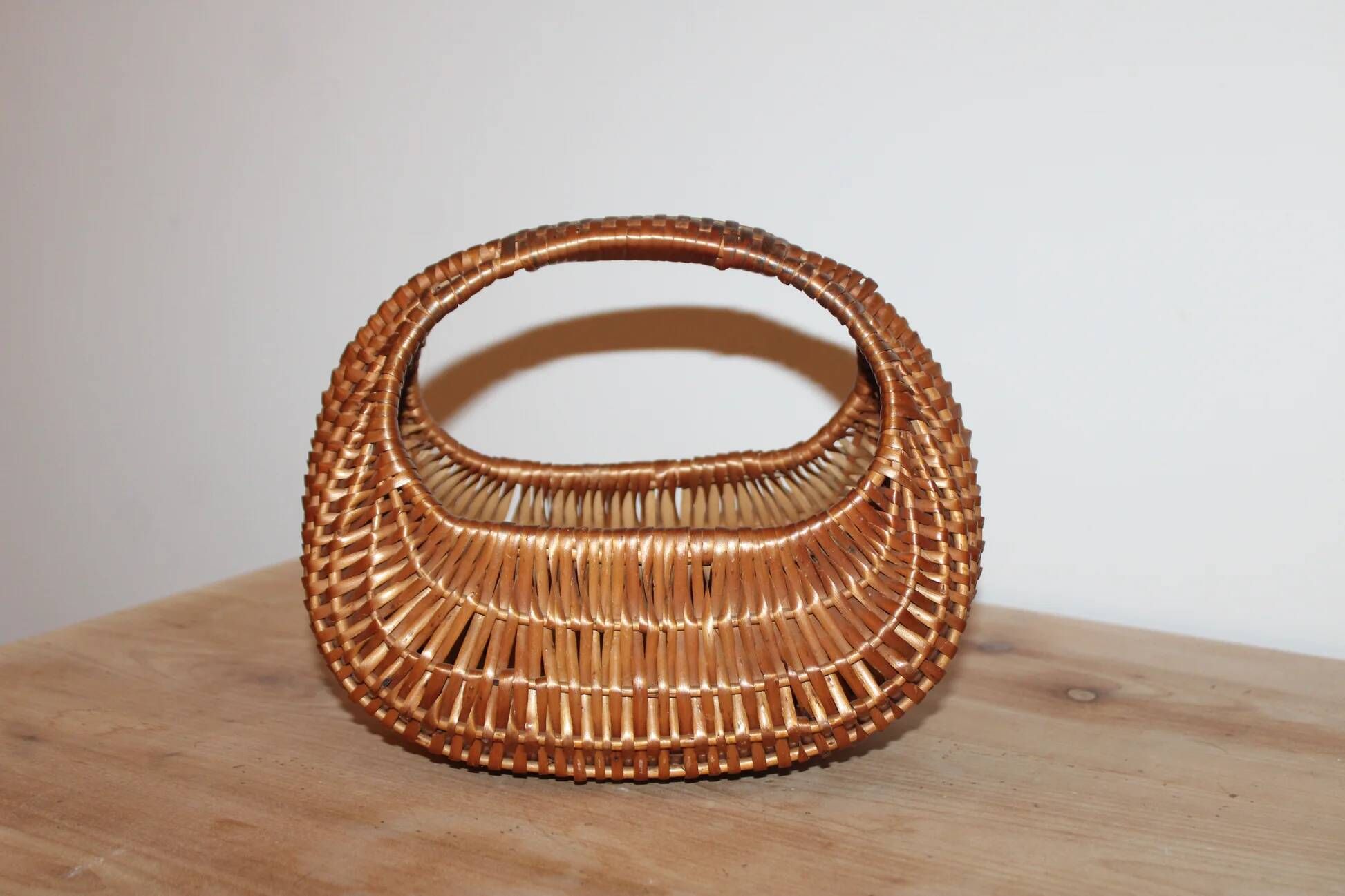 Petit panier vintage en osier tressé – Anse intégrée – Vannerie rétro