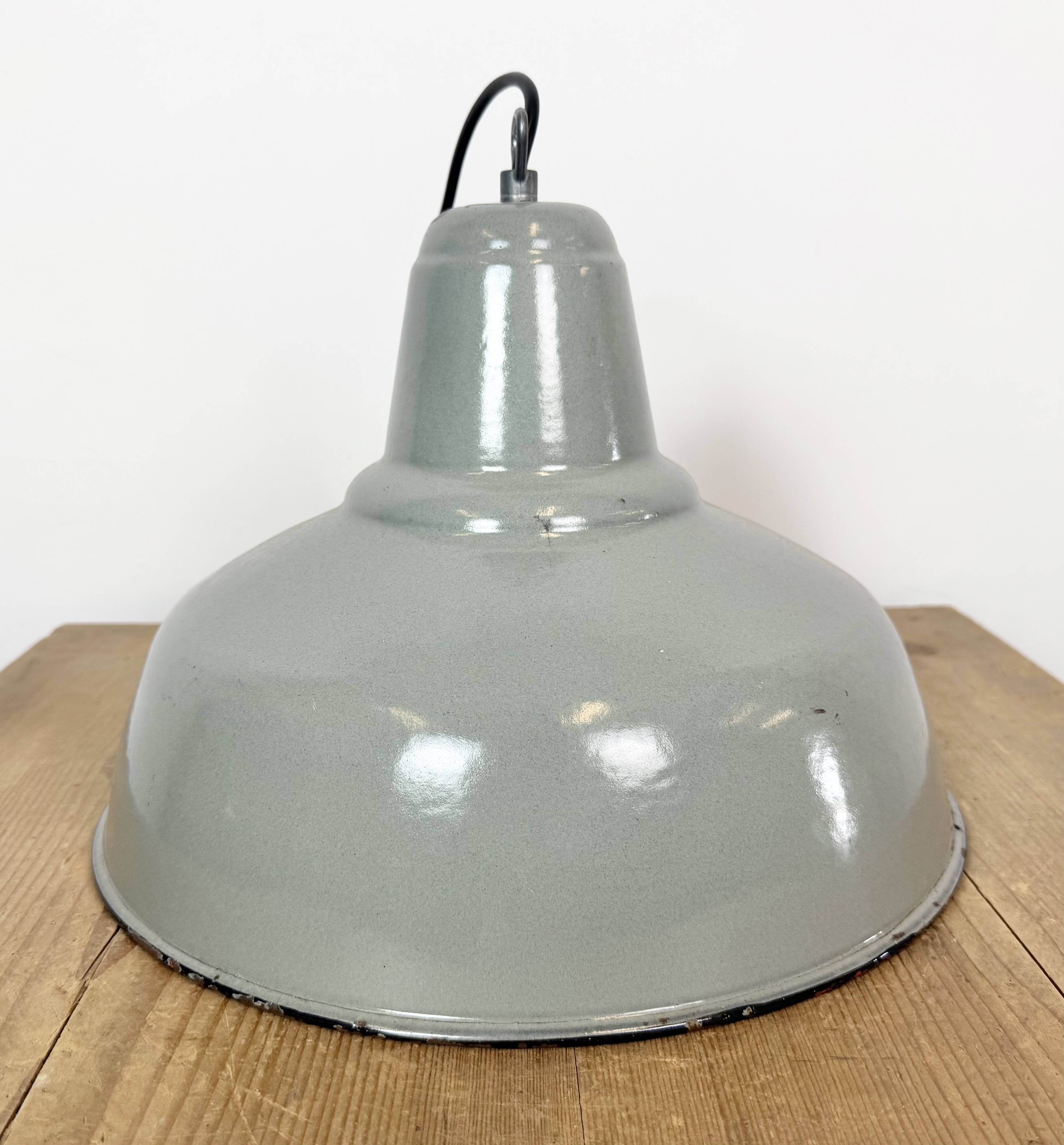 Lampe suspendue en émail gris industriel, années 1960