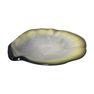 Empty oyster shell pocket by Pol Chambost