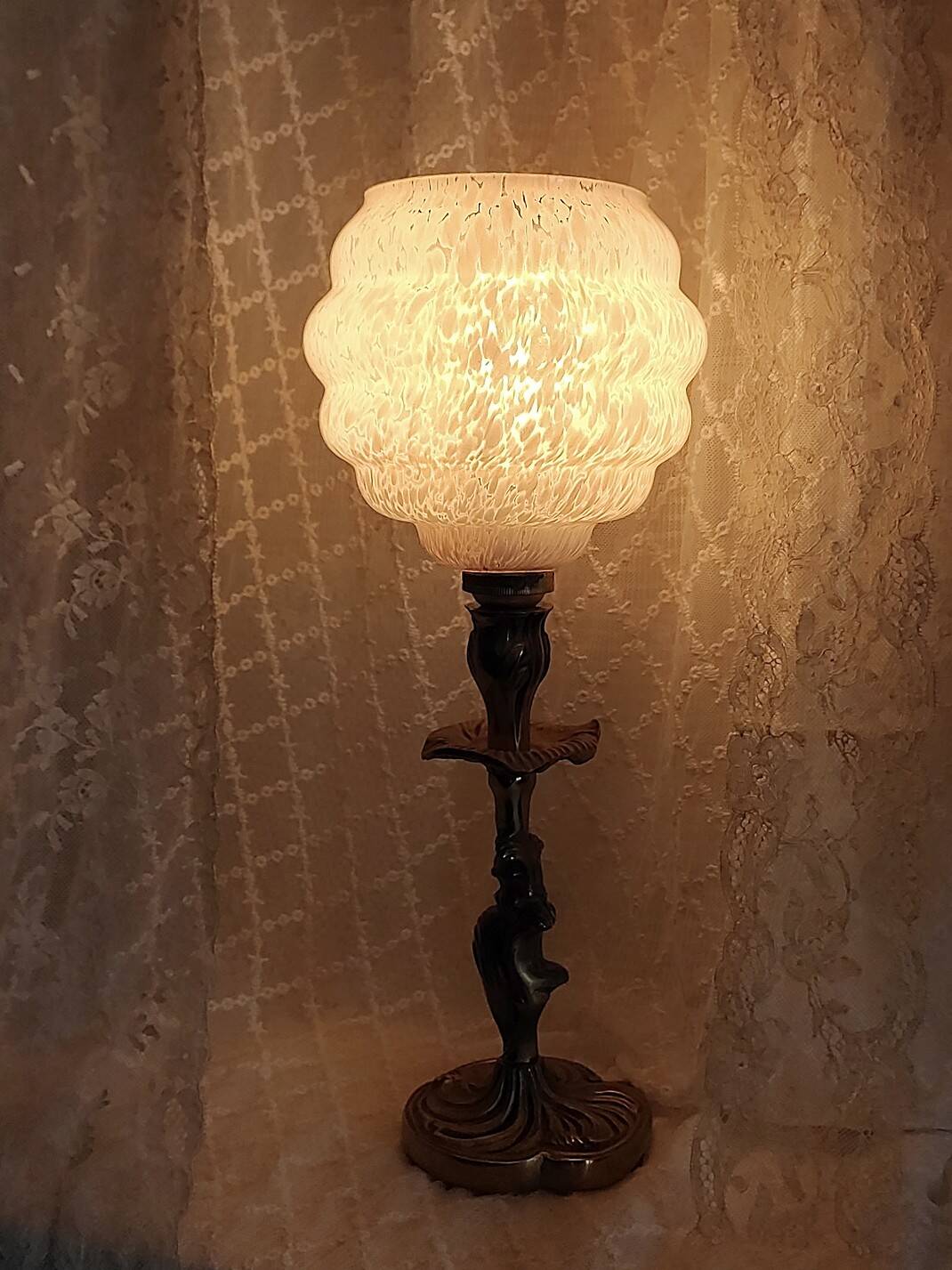 Lampe globe clichy rose et pied métal doré