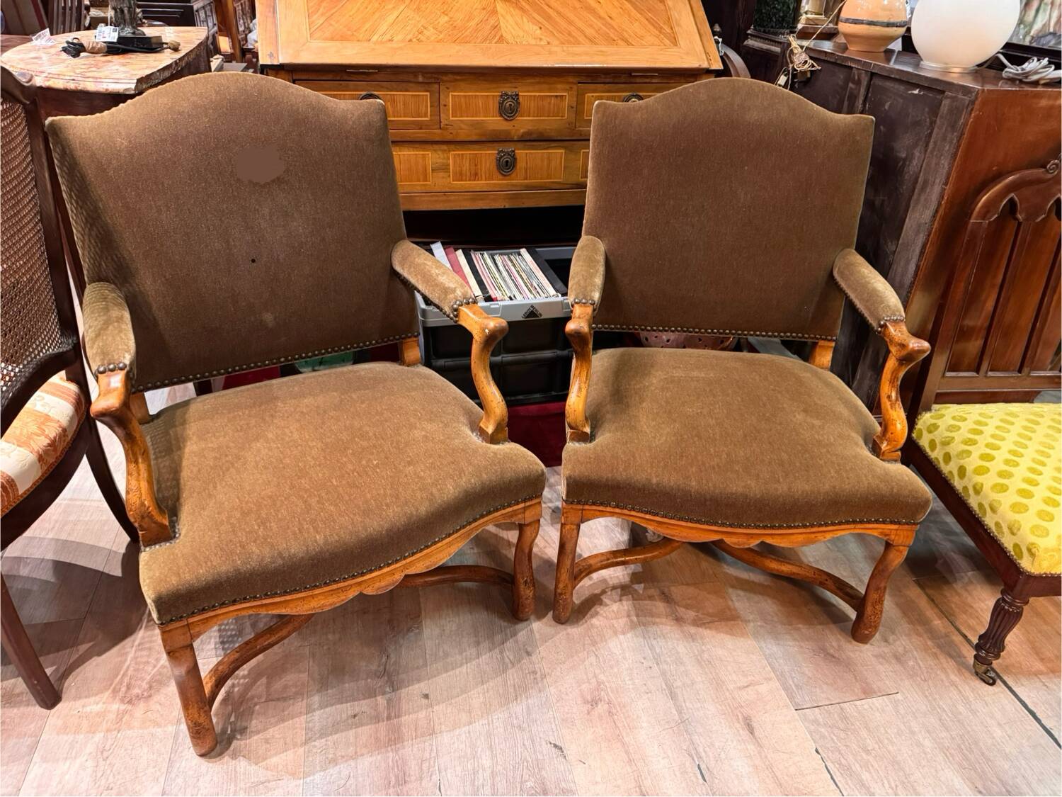 Paire de fauteuils en velours