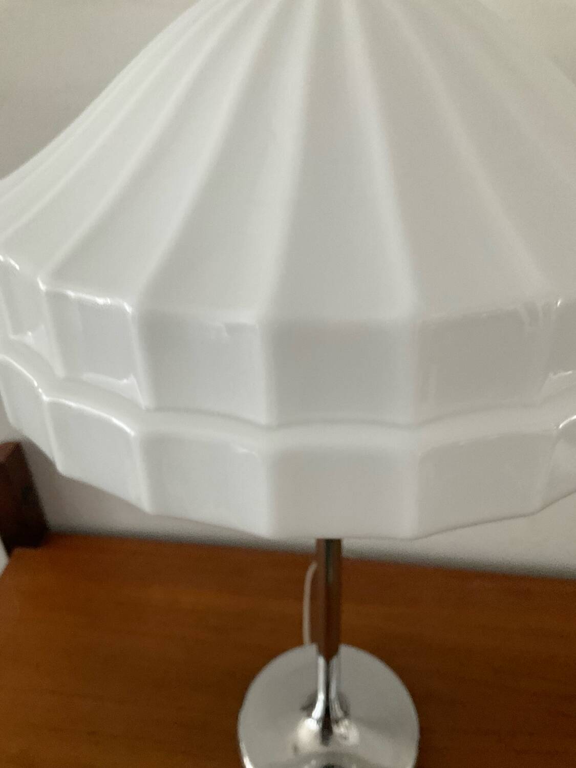 Art Deco lamp in chromed metal and opaline