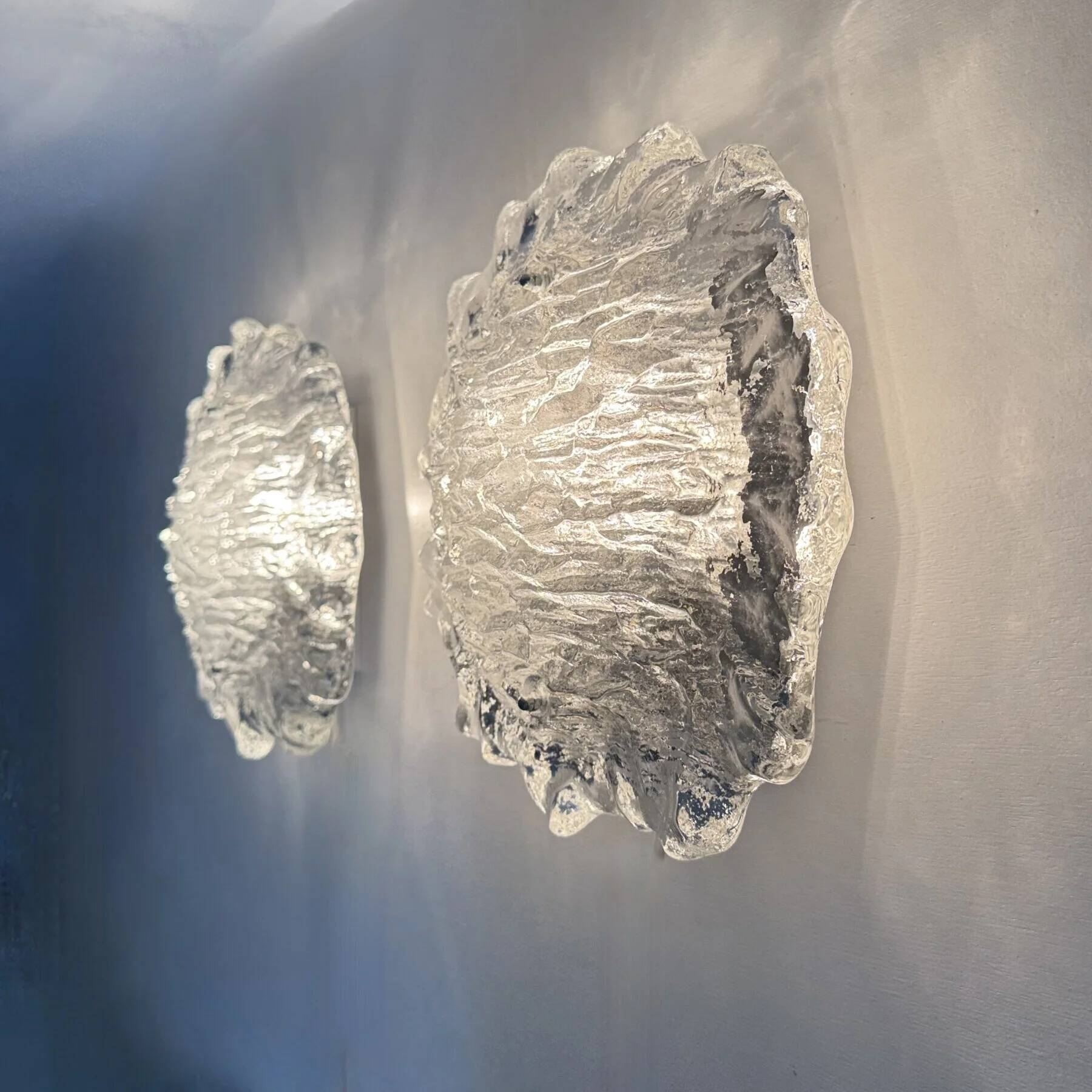 Ensemble de 2 grands appliques en verre à glace des années 1970.