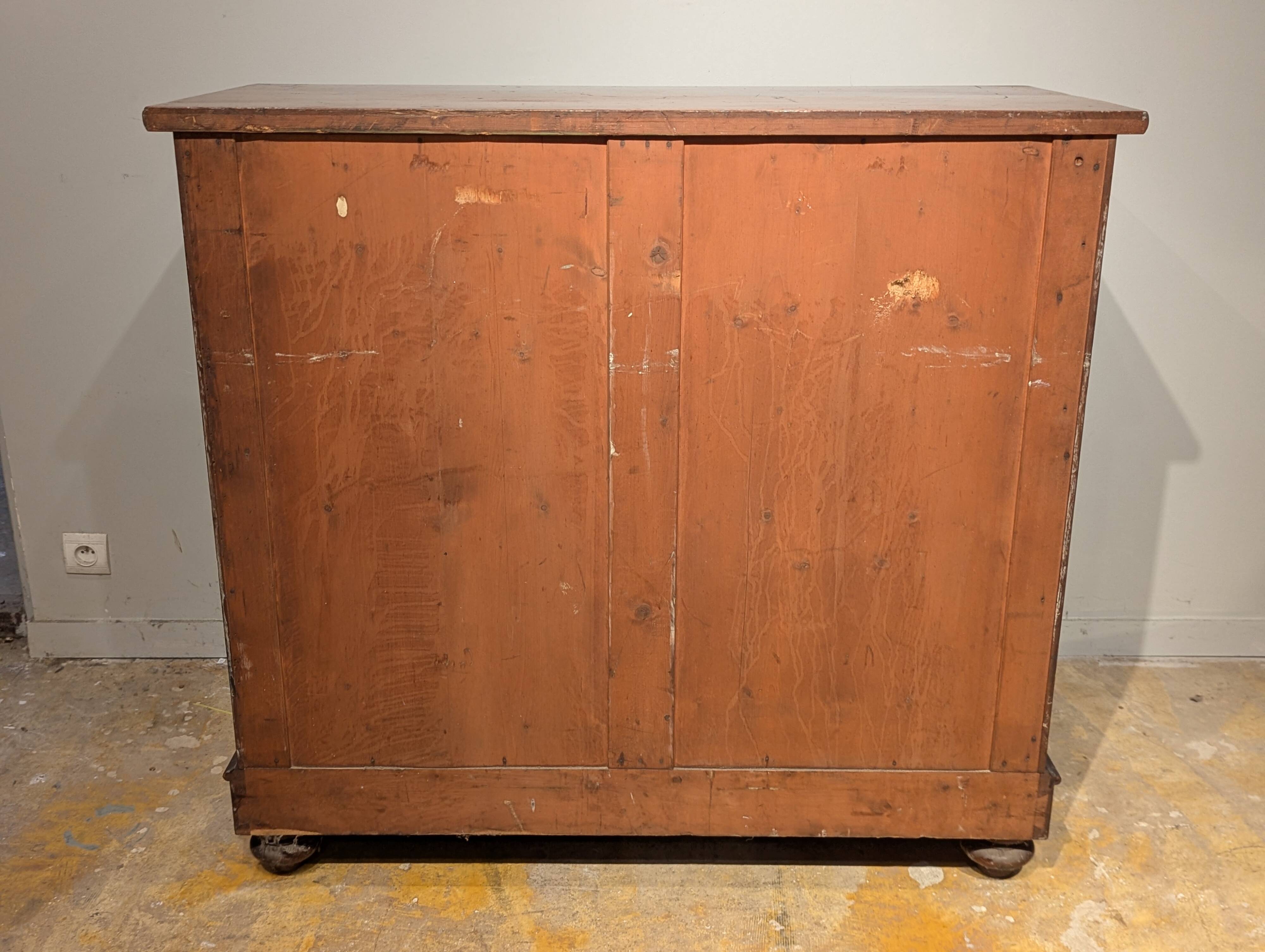 English mahogany chest of drawers