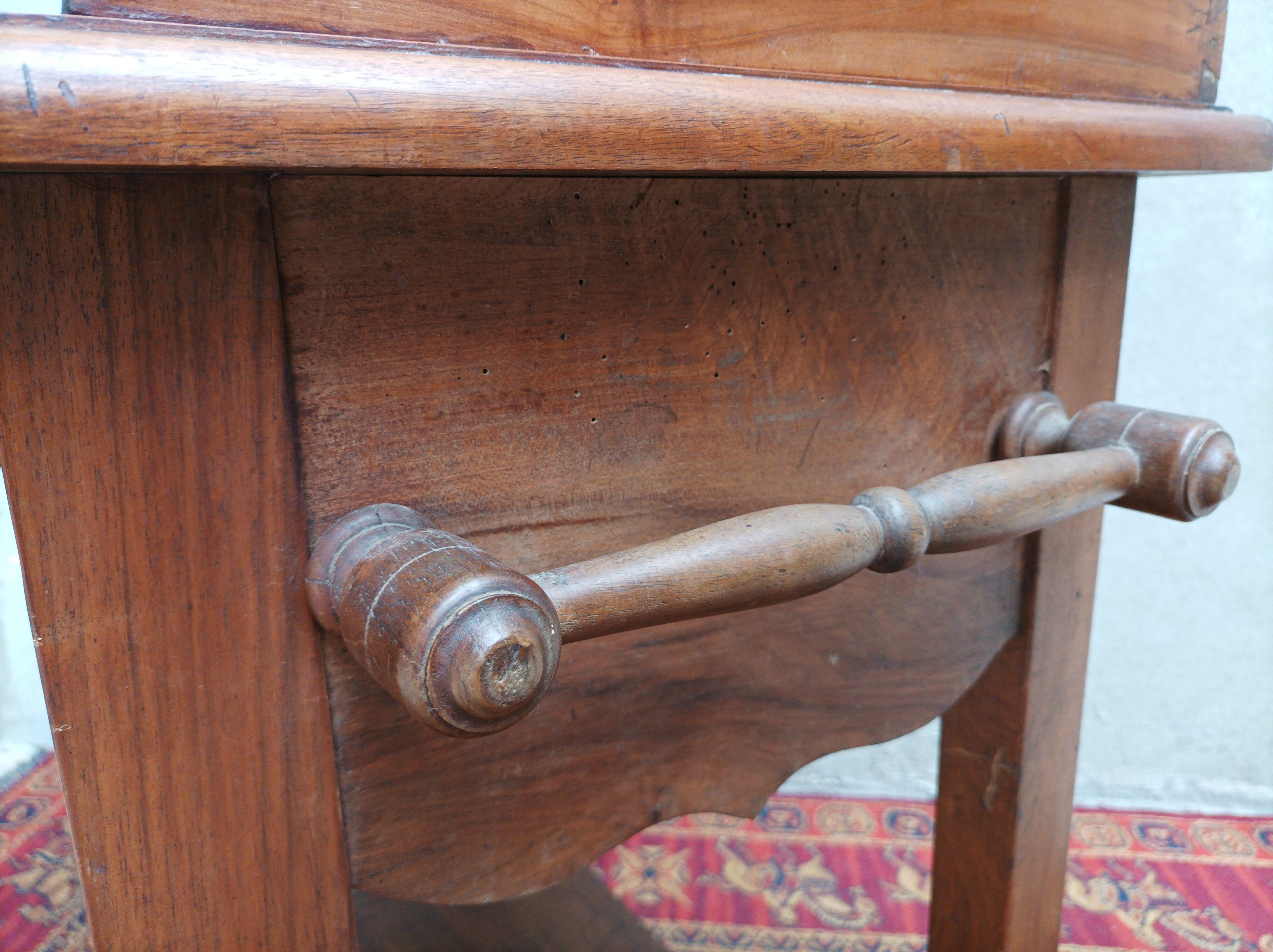 Meuble de toilette en noyer et merisier