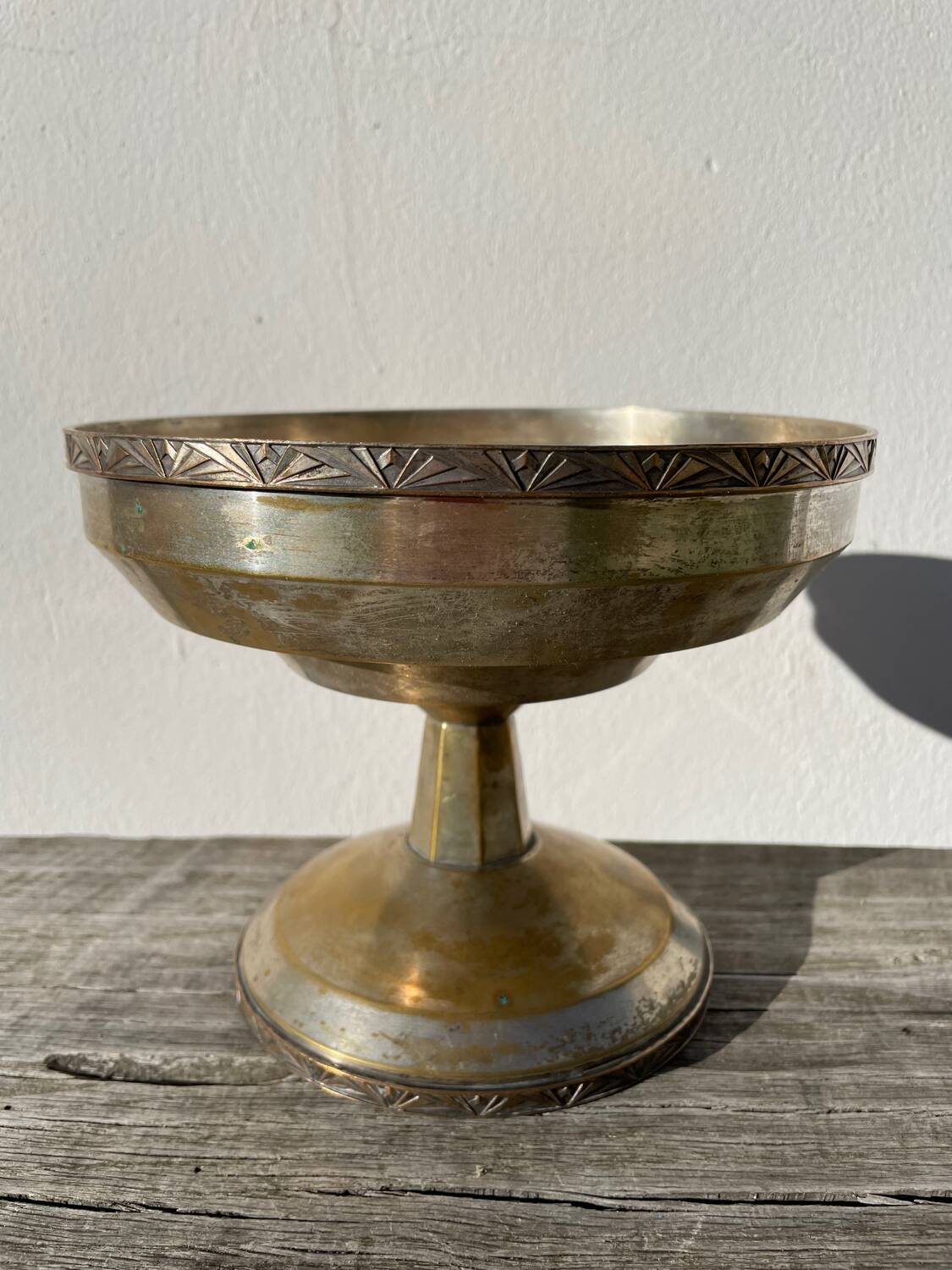 Art Deco footed cup in silver metal