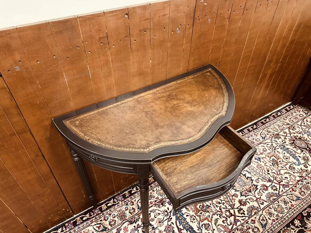 Classic black English Sidetable with leather top