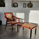 Paire de fauteuils en teck rouge et cannage