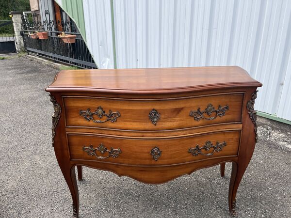 Commode ancienne de style Louis XV en bois - Commode sauteuse galbée avec b
