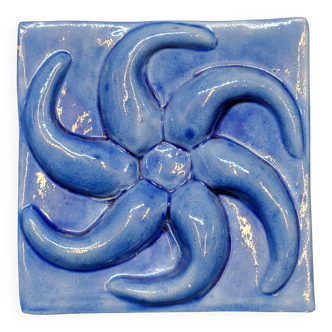 Plaque en céramique émaillée bleue