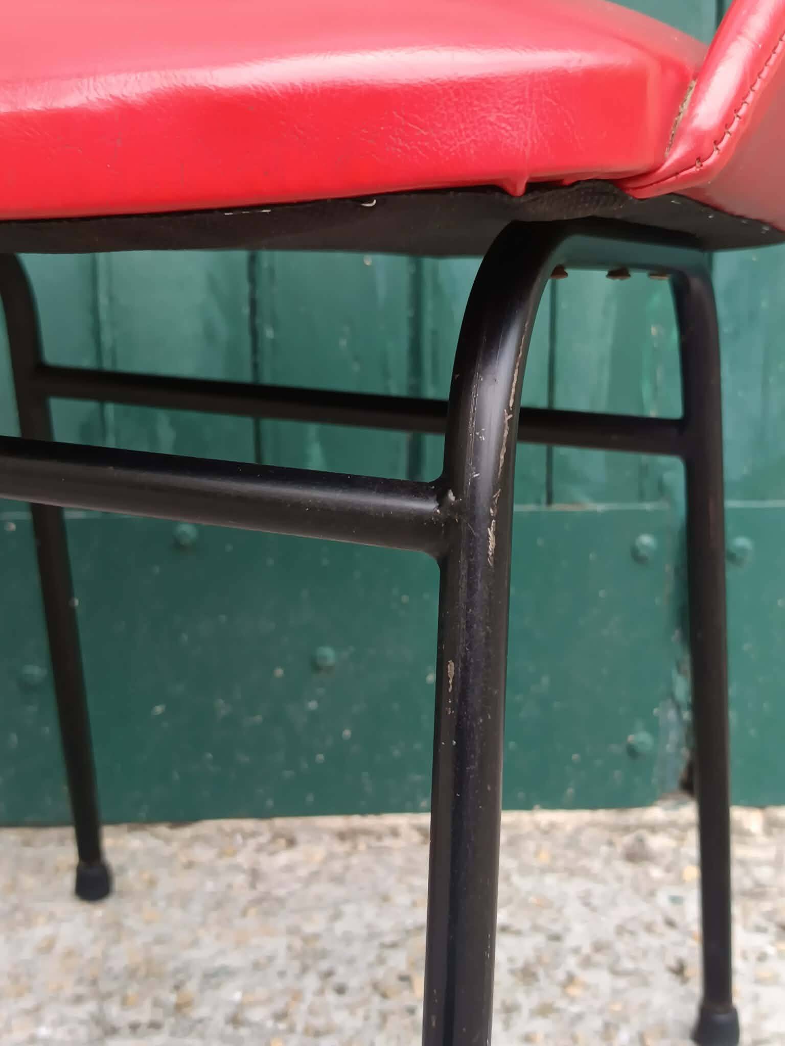 Paire de fauteuils Skaï rouge 1970