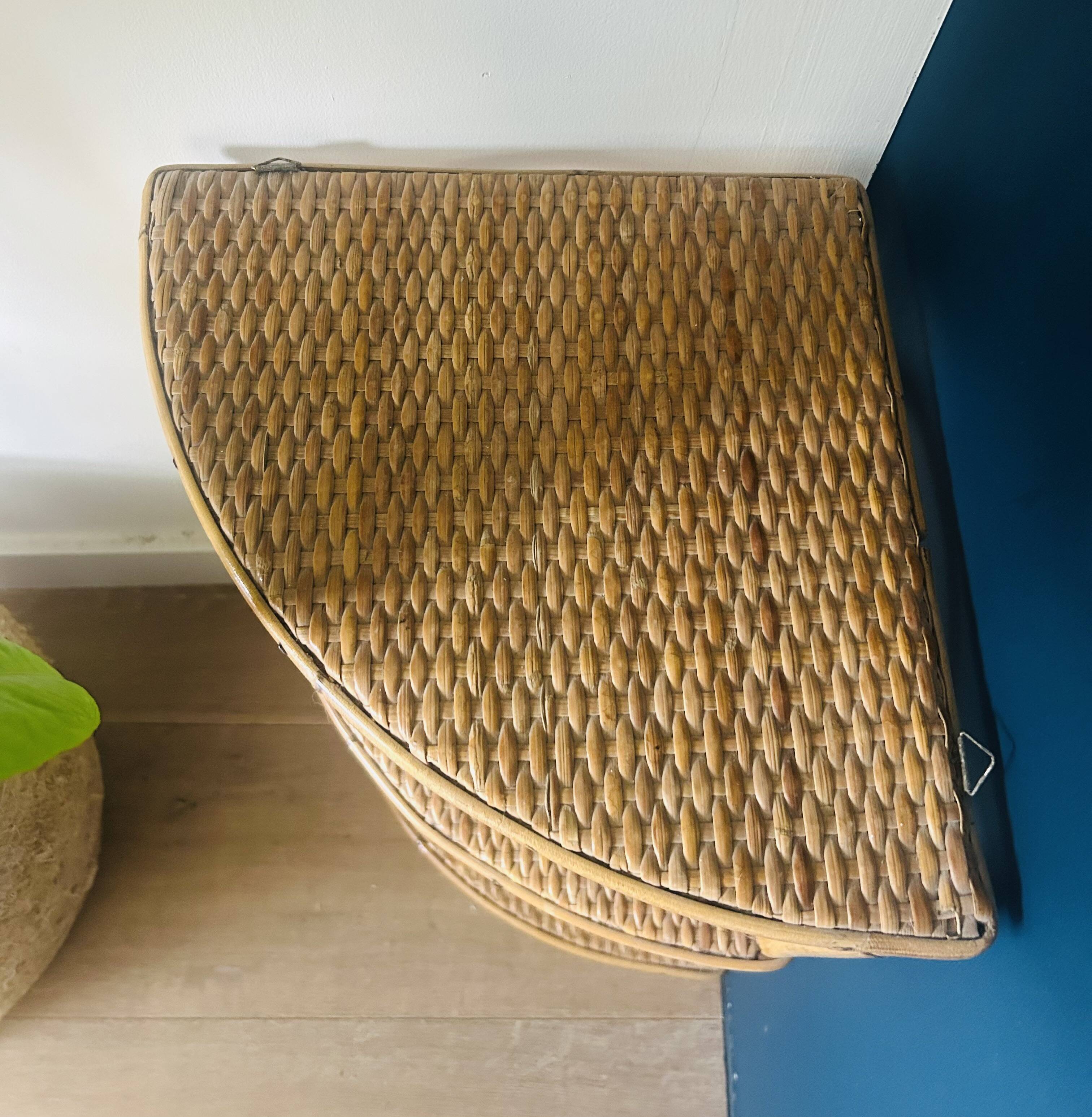 Etagère d'angle vintage en rotin
