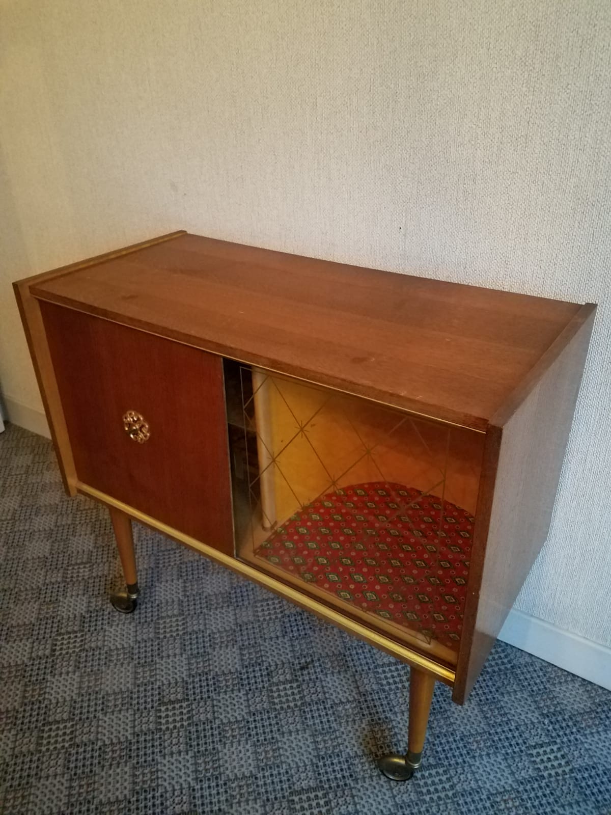 Furniture bar with wheels