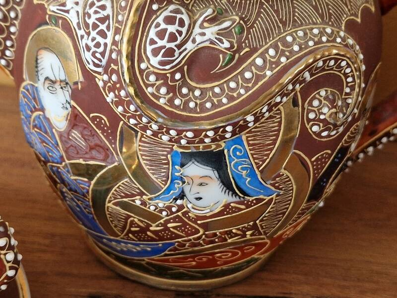 Beautiful Dainan porcelain tea/coffee service - Polychrome porcelain with relief decoration of dragons