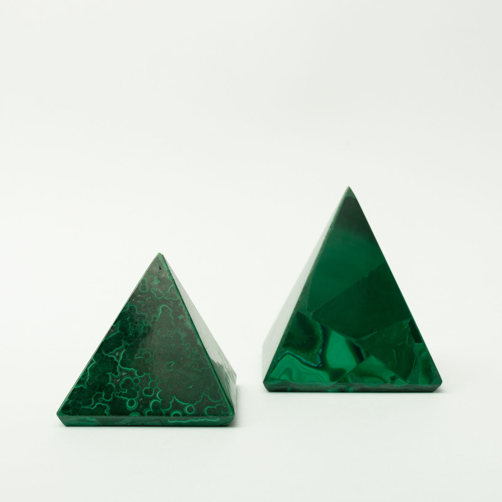 Paire de pyramides en malachite vert