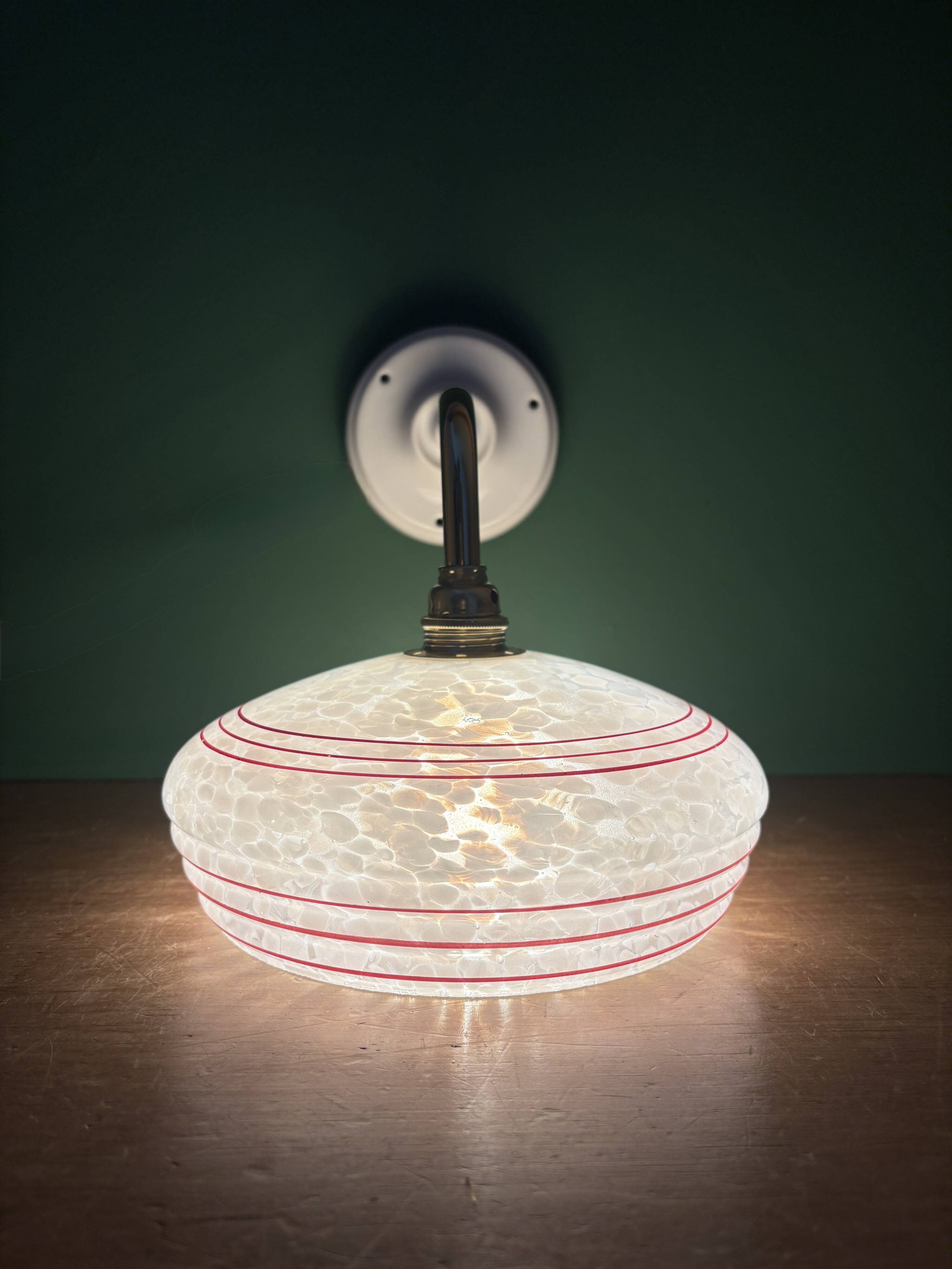 Applique coudée abat-jour vintage en verre de clichy blanc liserés rouges