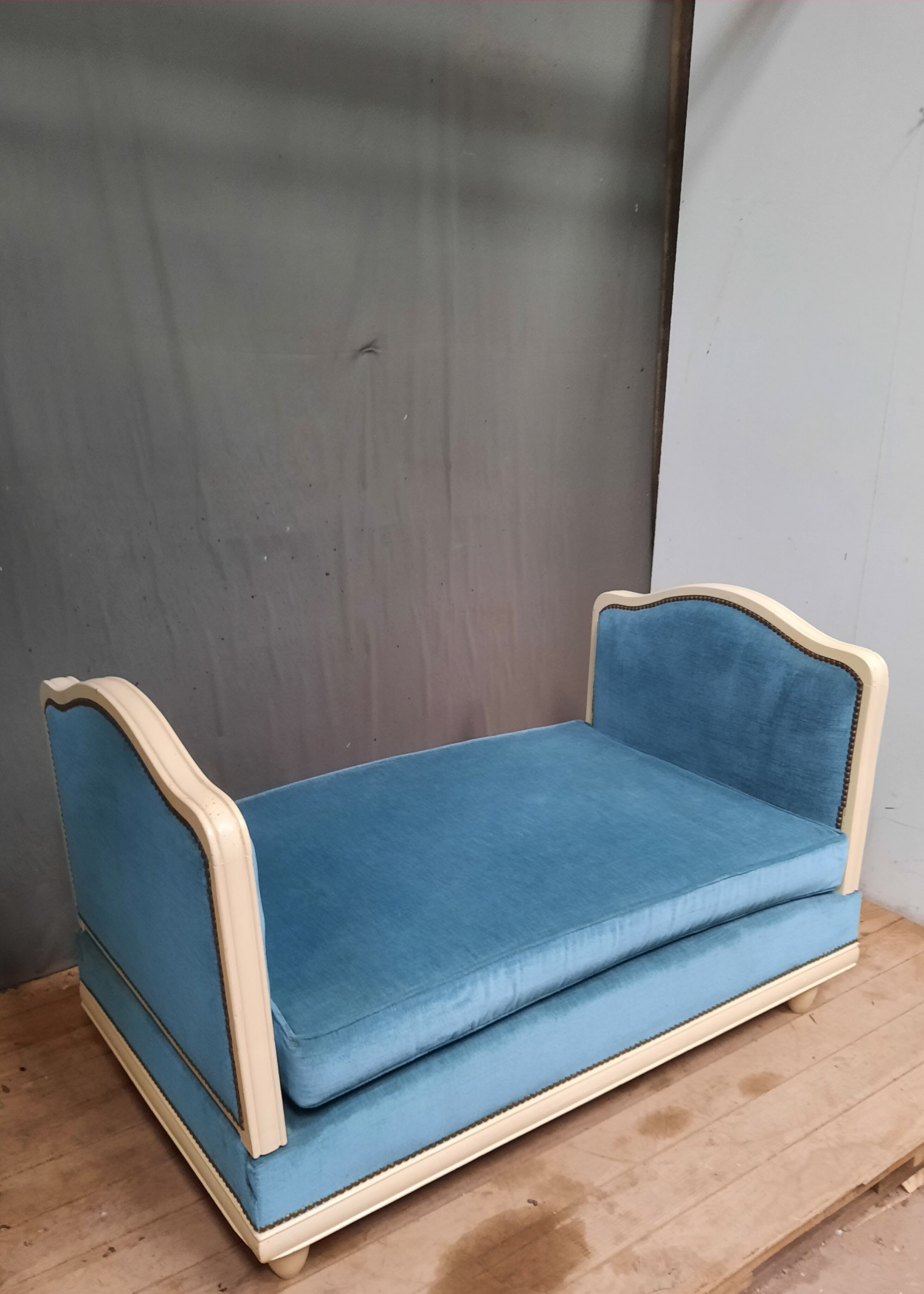 Convertible bench in the year 1950