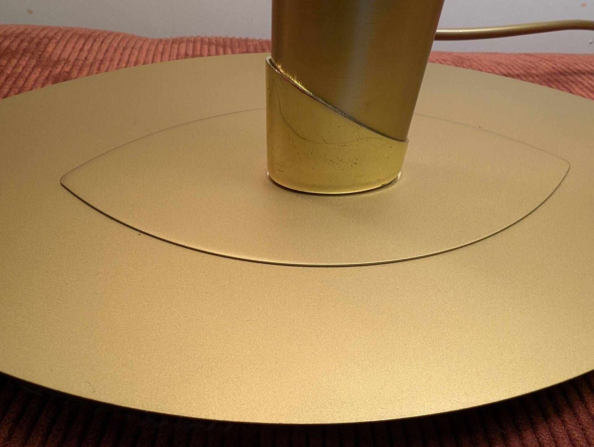 Lampe à poser vintage revisitée – Métal doré & Abat-jour opaline