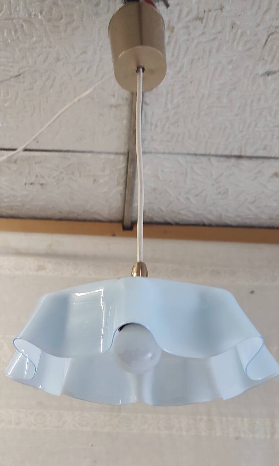 Suspension en verre opalin bleu ciel - mid.XXeme