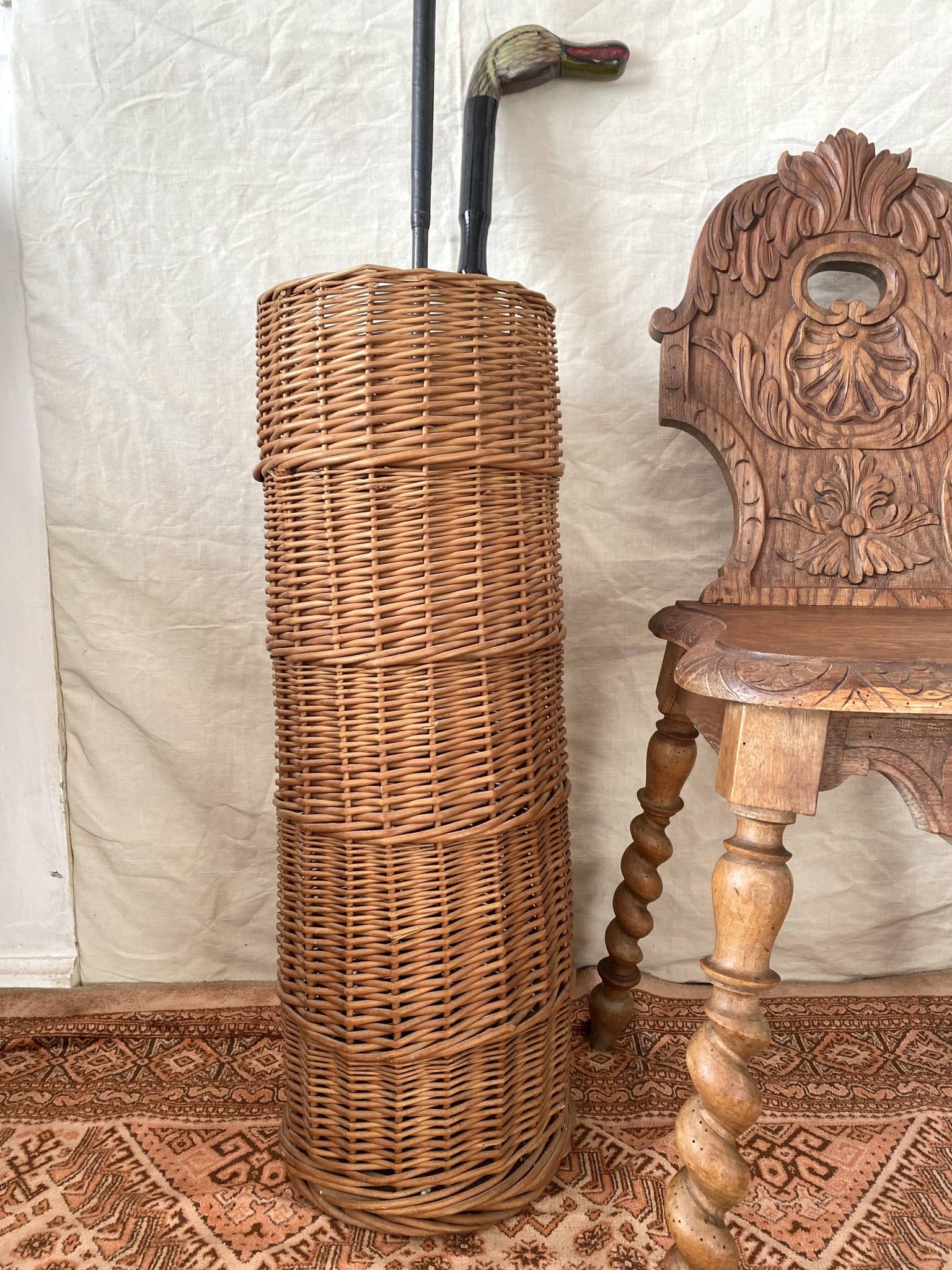Panier en osier tressé , porte cannes vintage