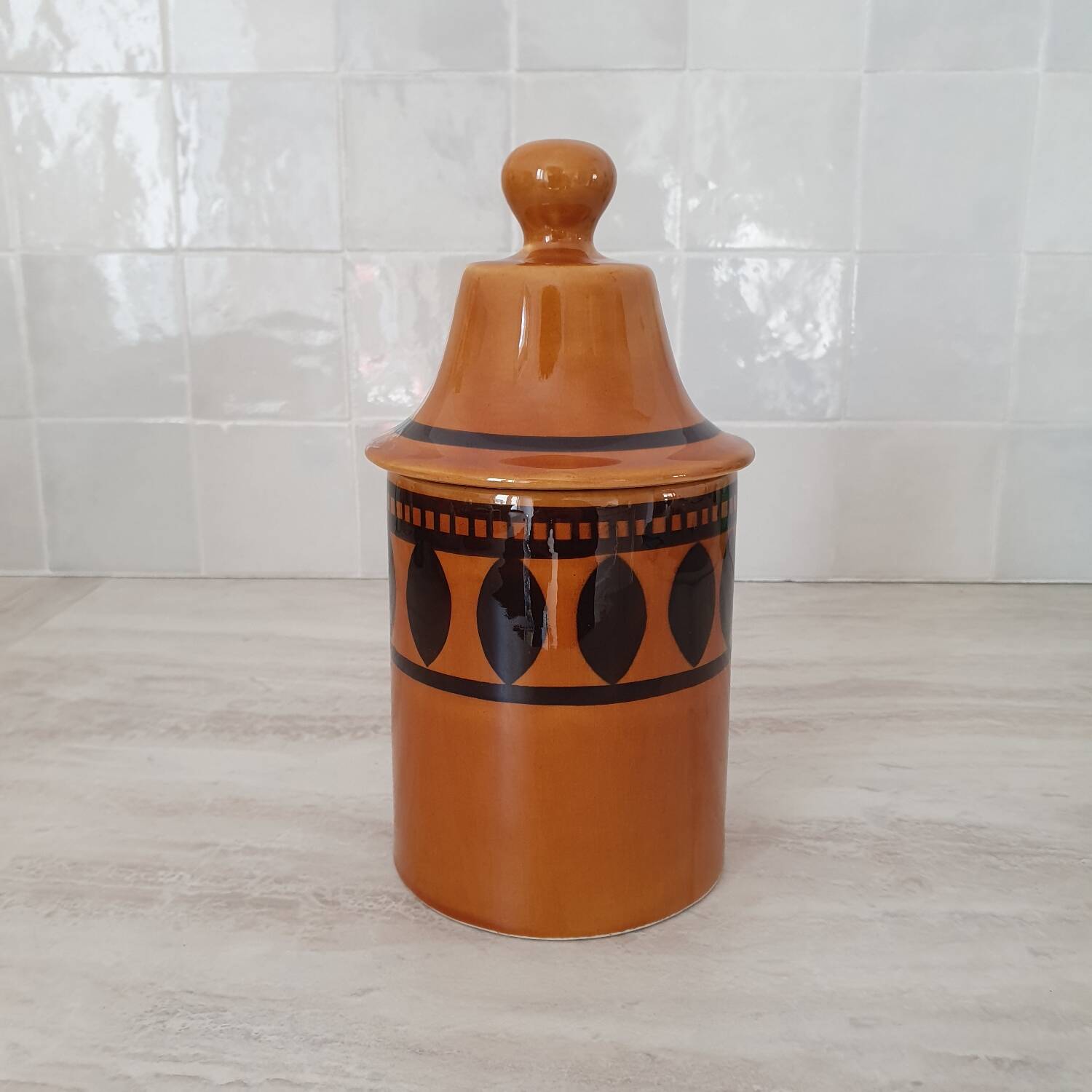 Lonchamp / Pot and its ceramic lid