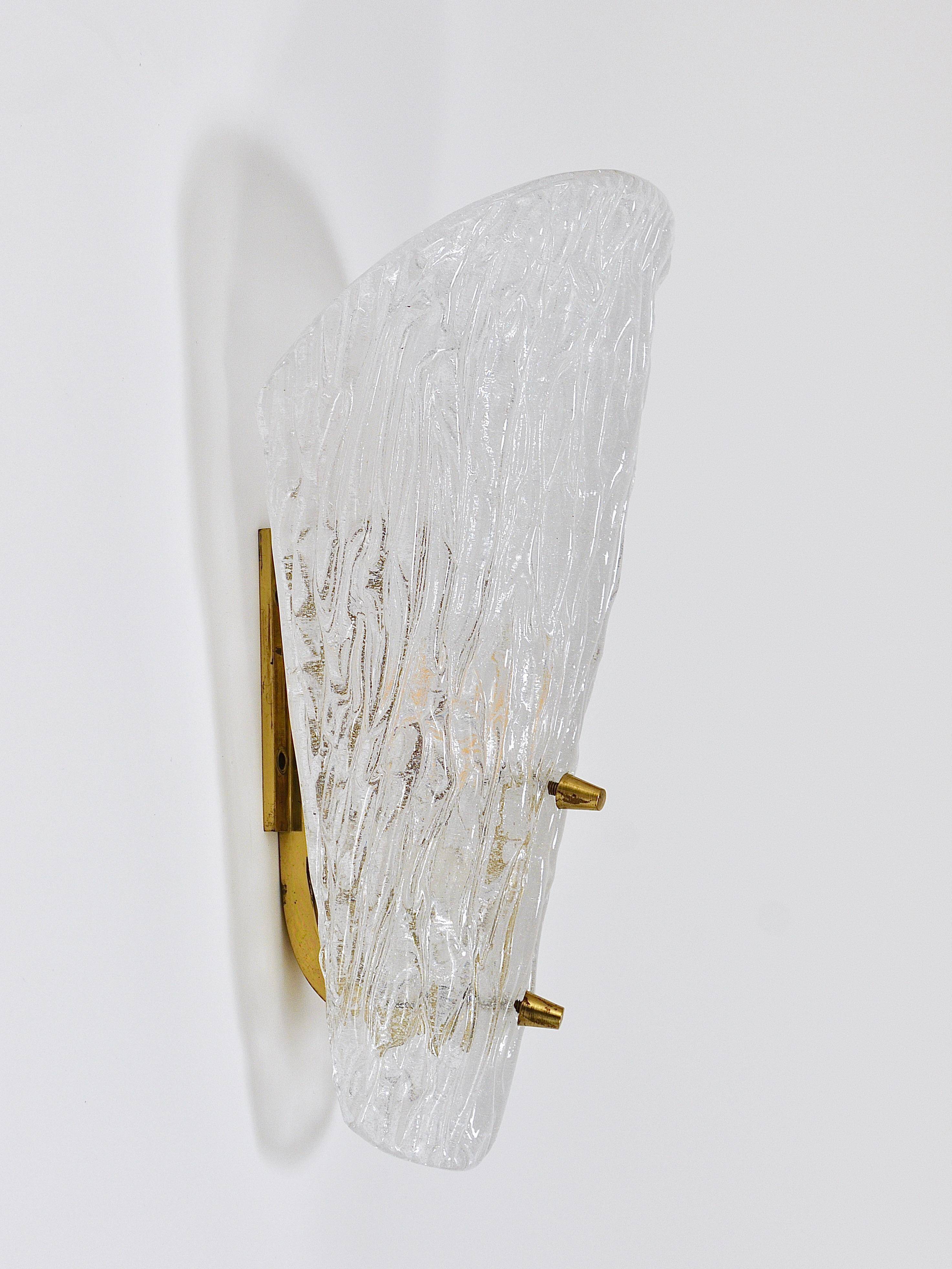 A mid-century Kalmar wall lamp in brass and textured glass, Austria, 1950s.