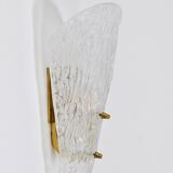 A mid-century Kalmar wall lamp in brass and textured glass, Austria, 1950s.