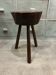 Tabouret tripode brutaliste en bois massif