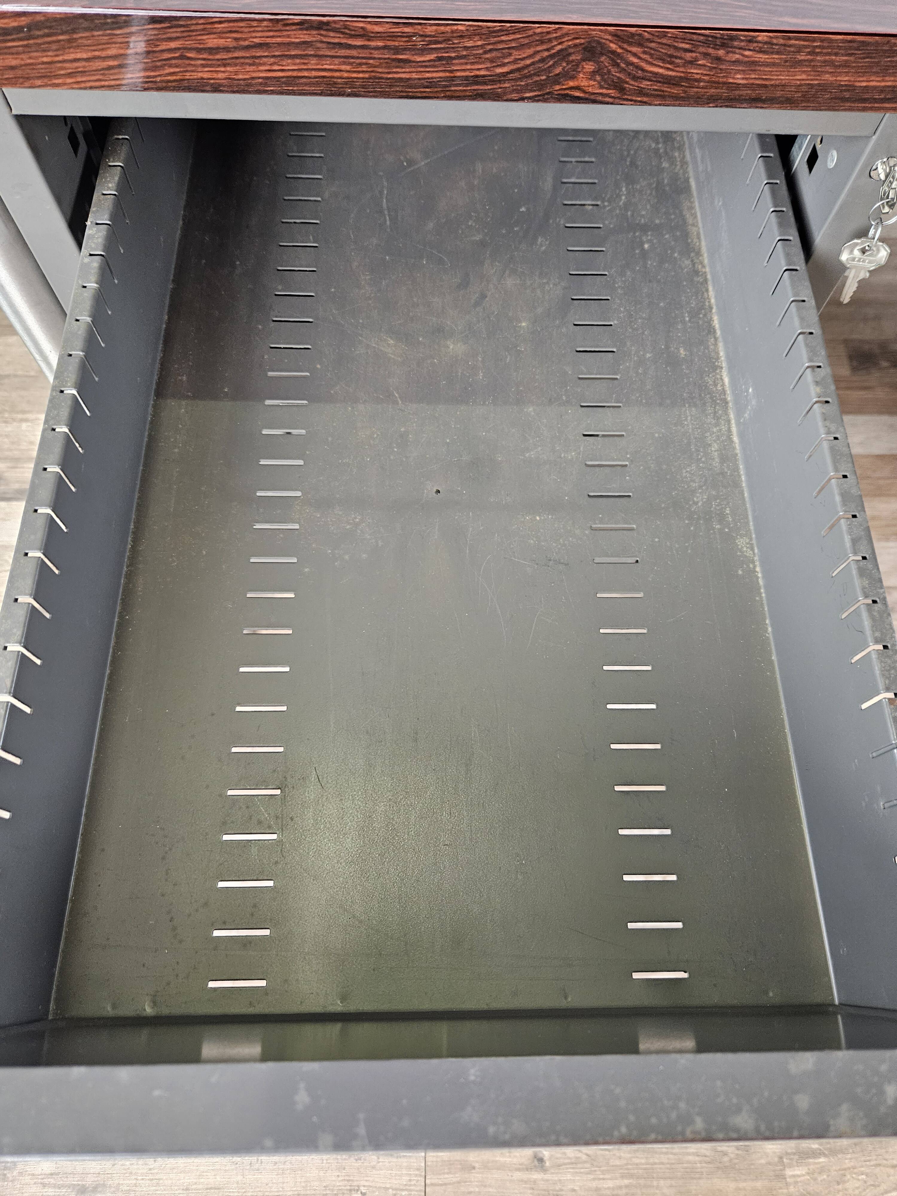 Bureau de direction avec plateau en stratifié palissandre par Mobiltecnica Torino