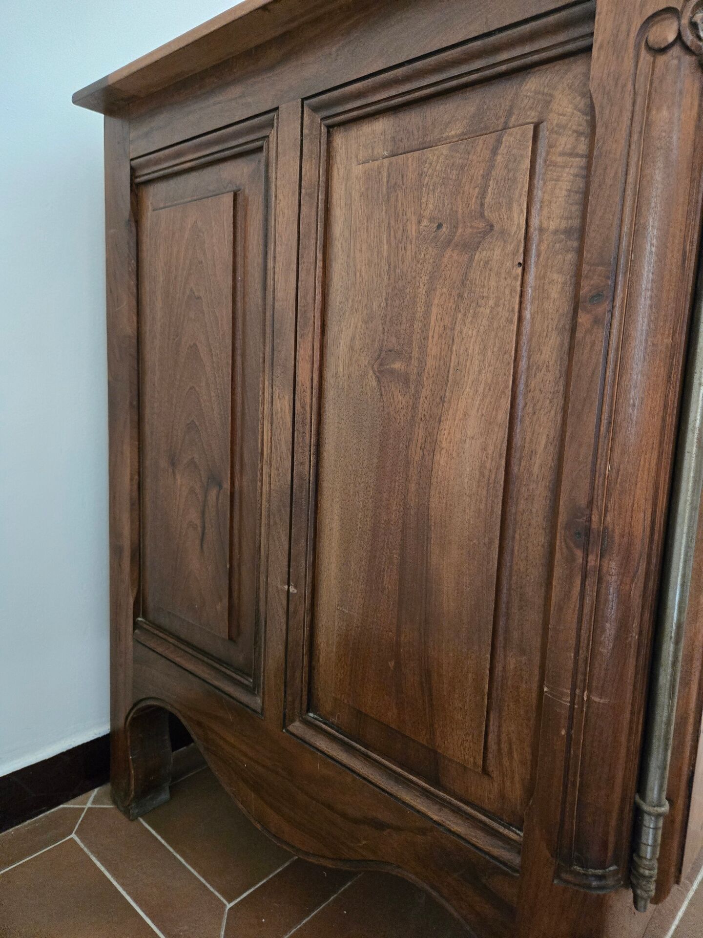 Antique Louis XV style buffet in solid wood.