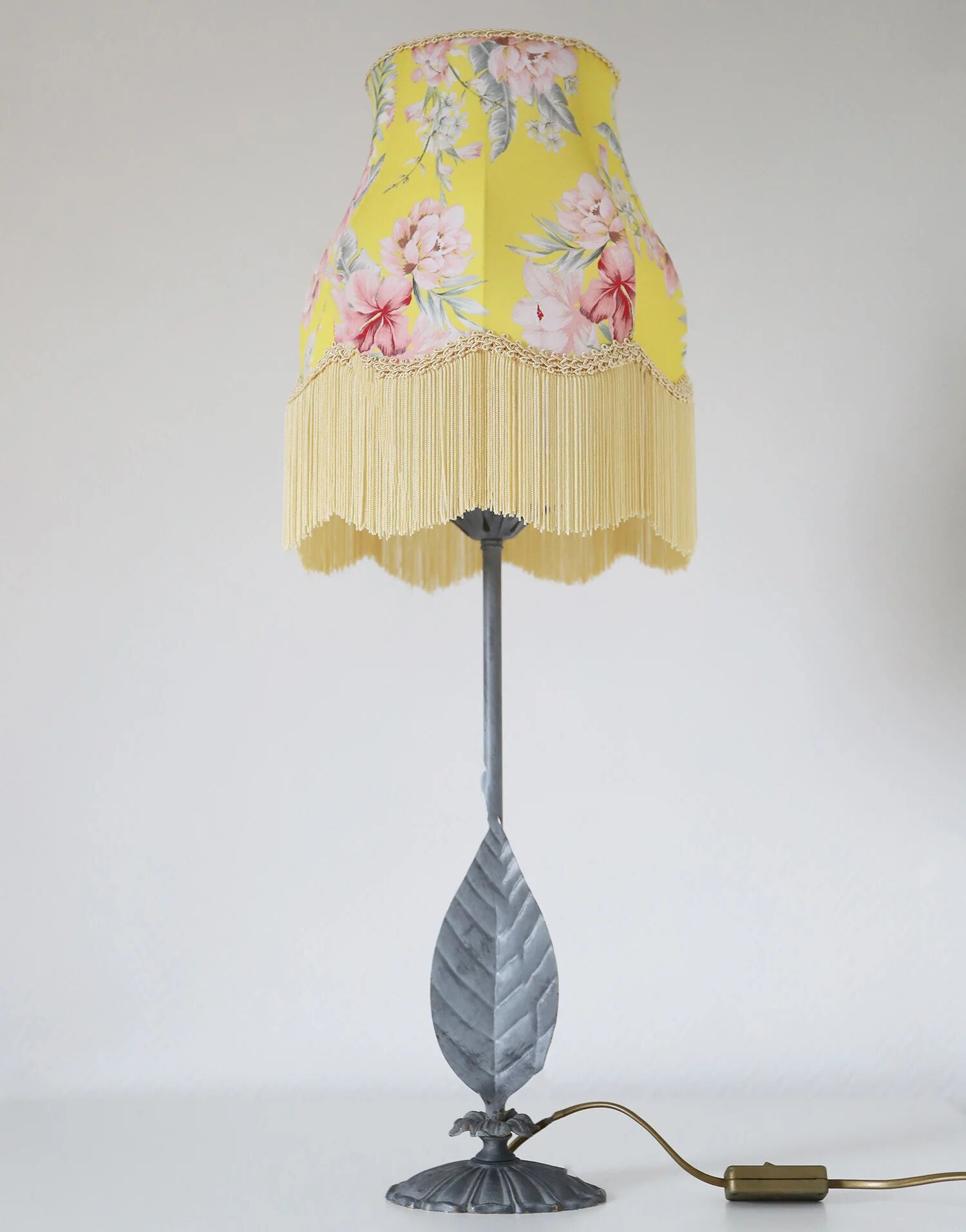Table lamp – Vintage base and fringed floral shade