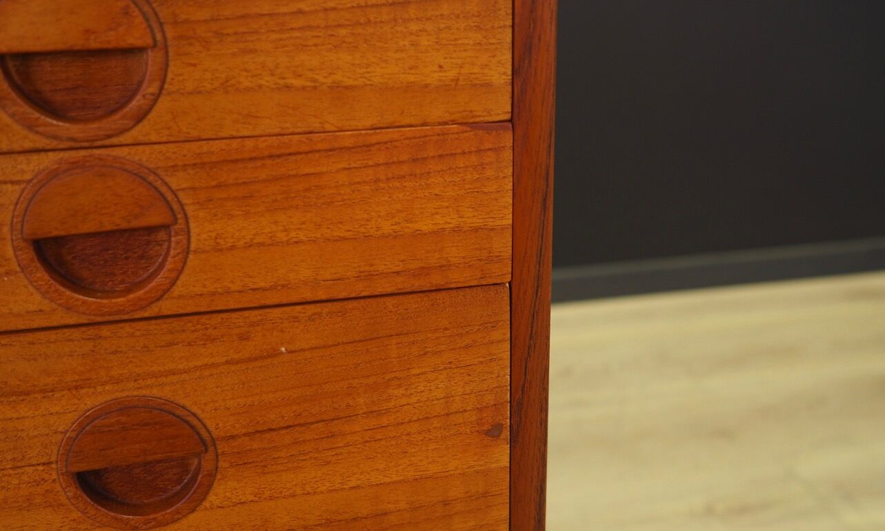 Classic chest of drawers