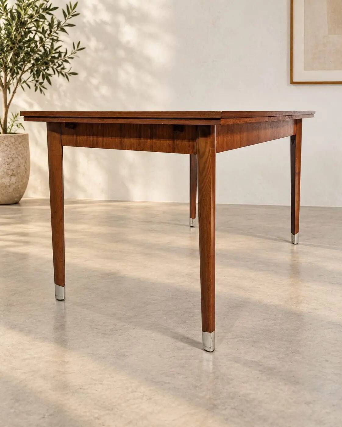 Table à manger de style mid-century moderne