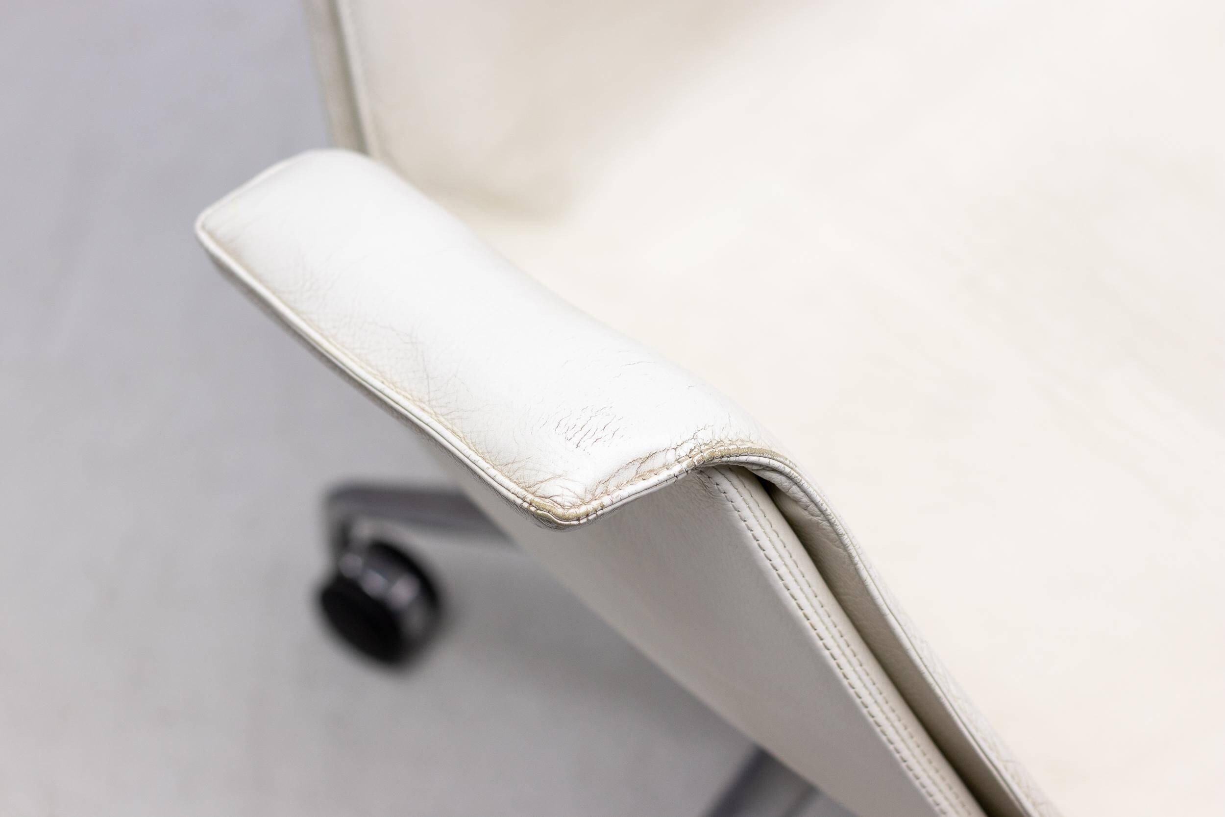 Neuf chaises à dossier haut en cuir blanc sur roulettes par Fabricius & Kastholm.